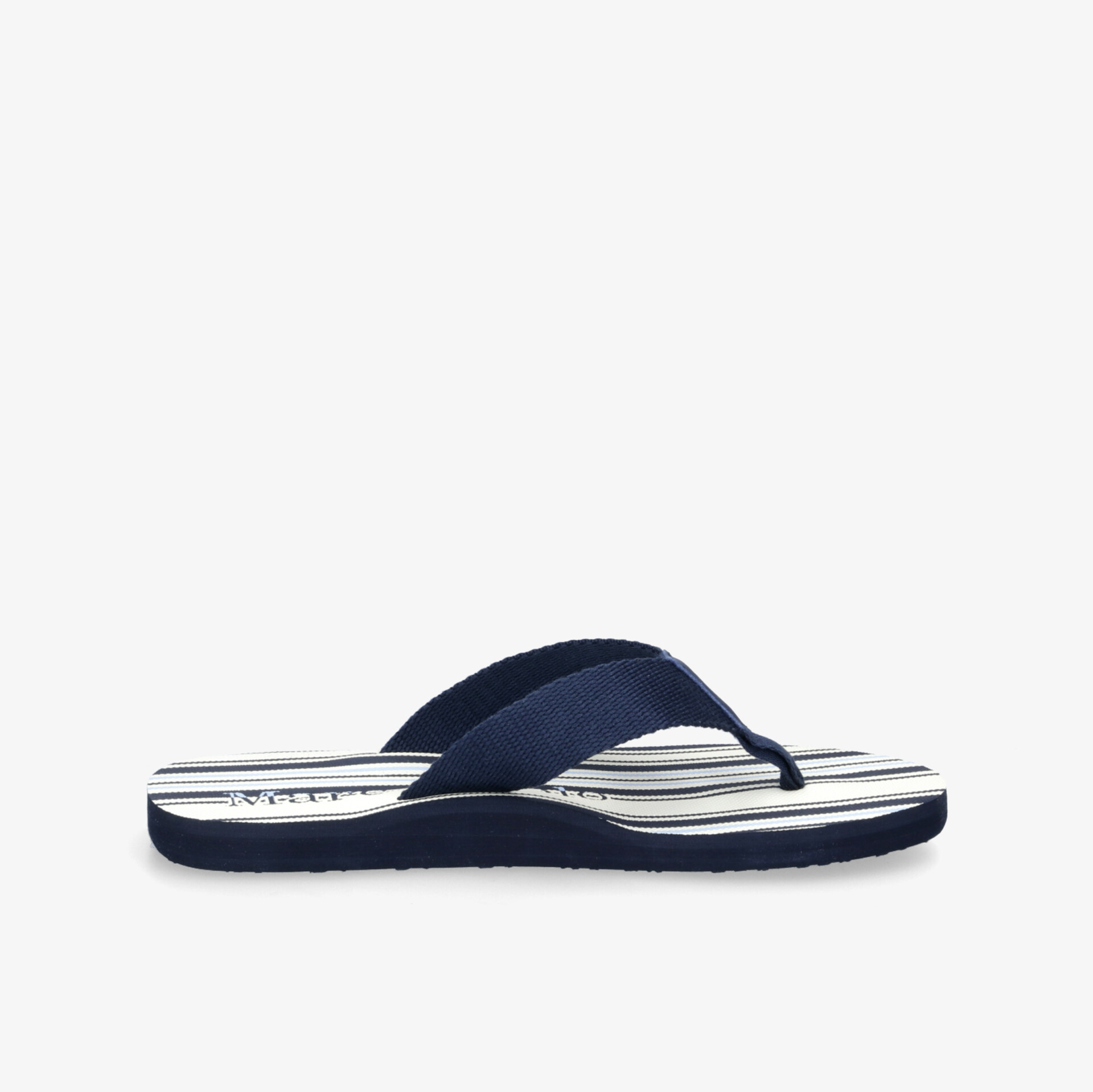 Bequeme Flip-Flops mit maritimem Streifenmuster und breiten Riemen für lässige Sommerlooks am Strand.