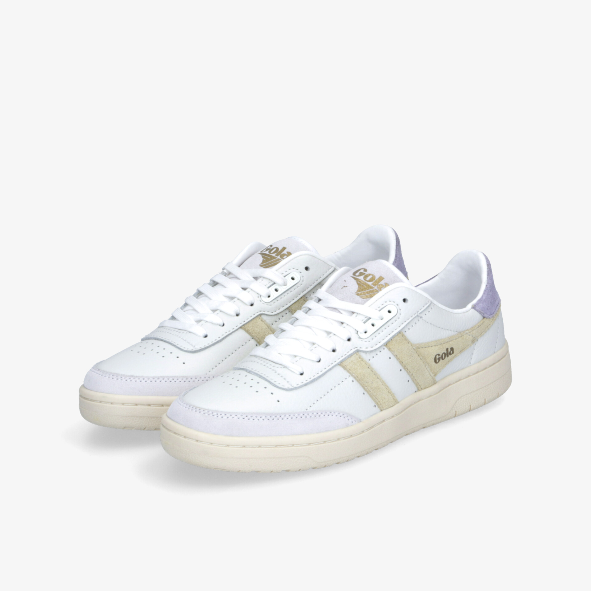 Weißes Sneaker-Paar in schräger Vorderansicht, sportlich und bequem mit gepolstertem Einstieg und leichter Sohle