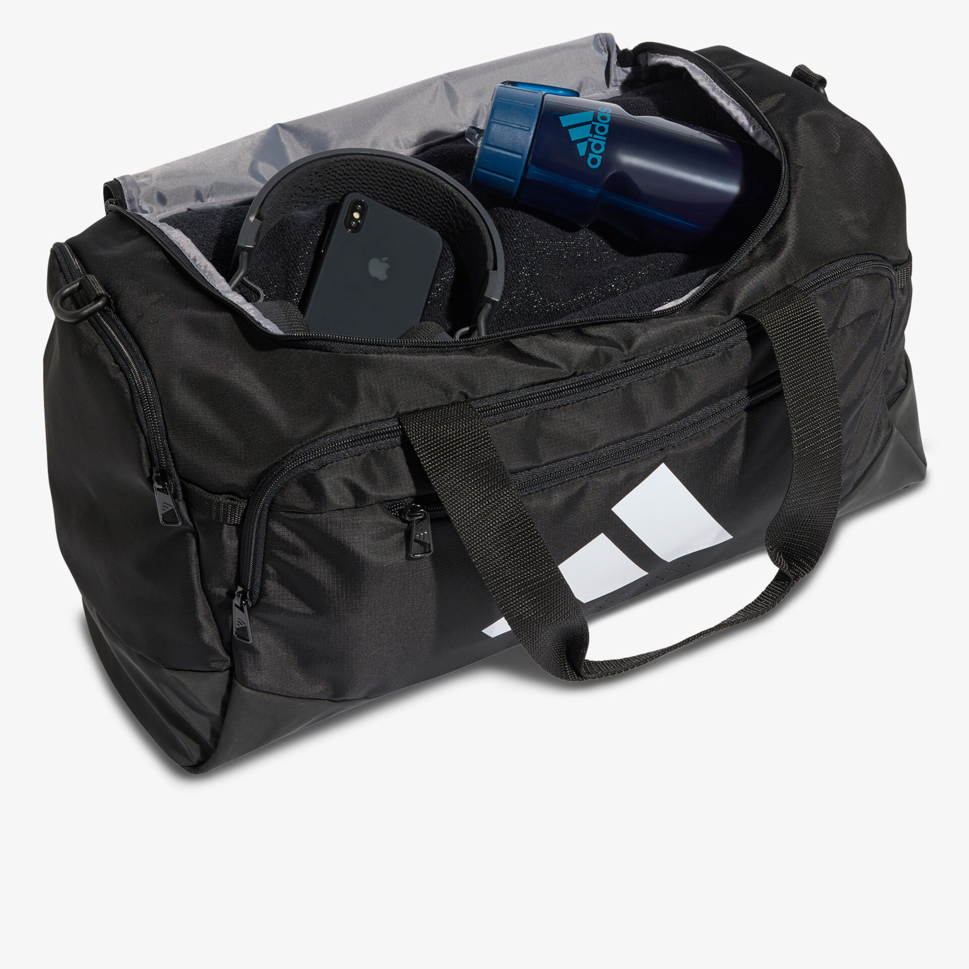 schwarze Sporttasche mit großzügigem Stauraum und praktischem Tragegriff