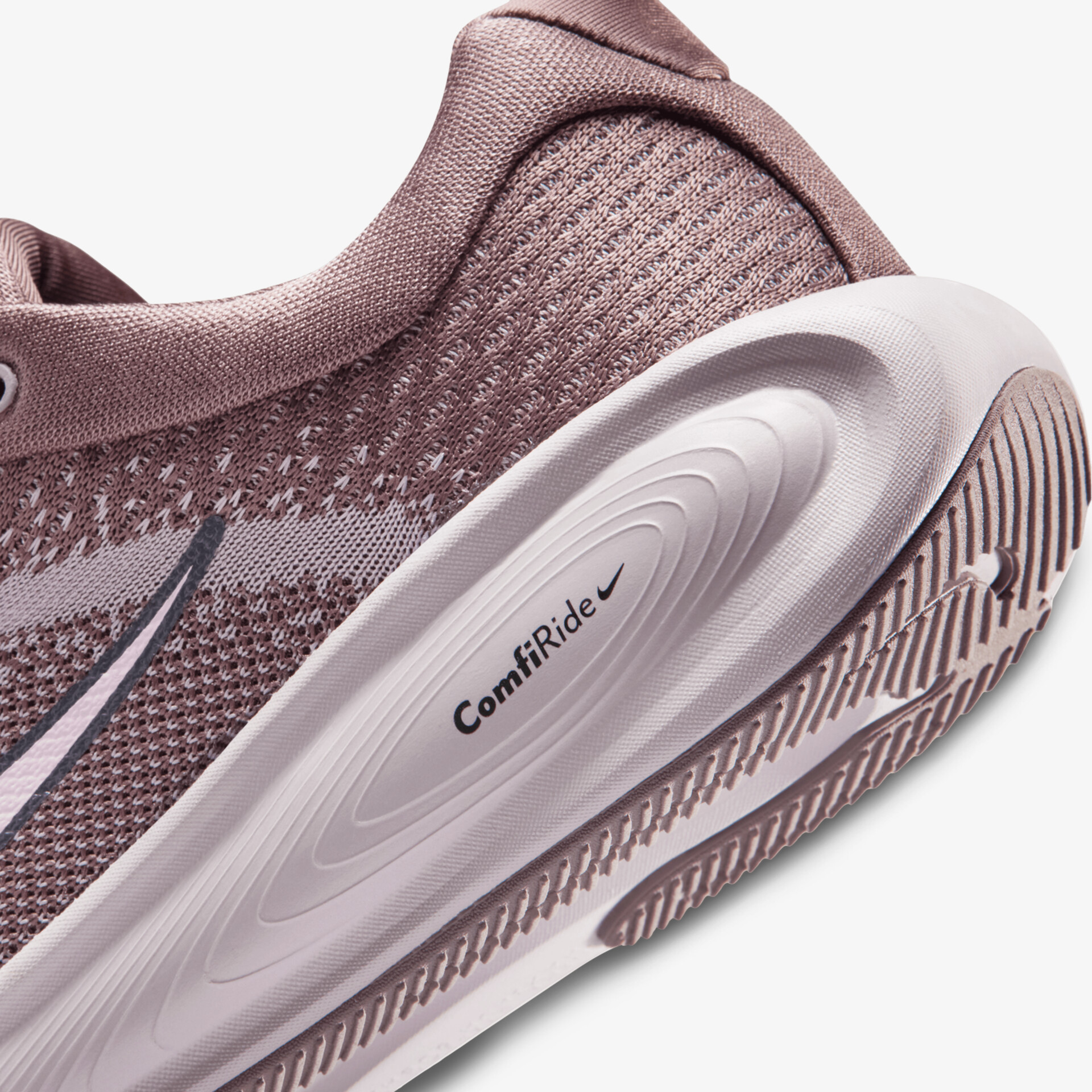 Teilansicht eines modernen Sneakers mit spezieller Dämpfungstechnologie.