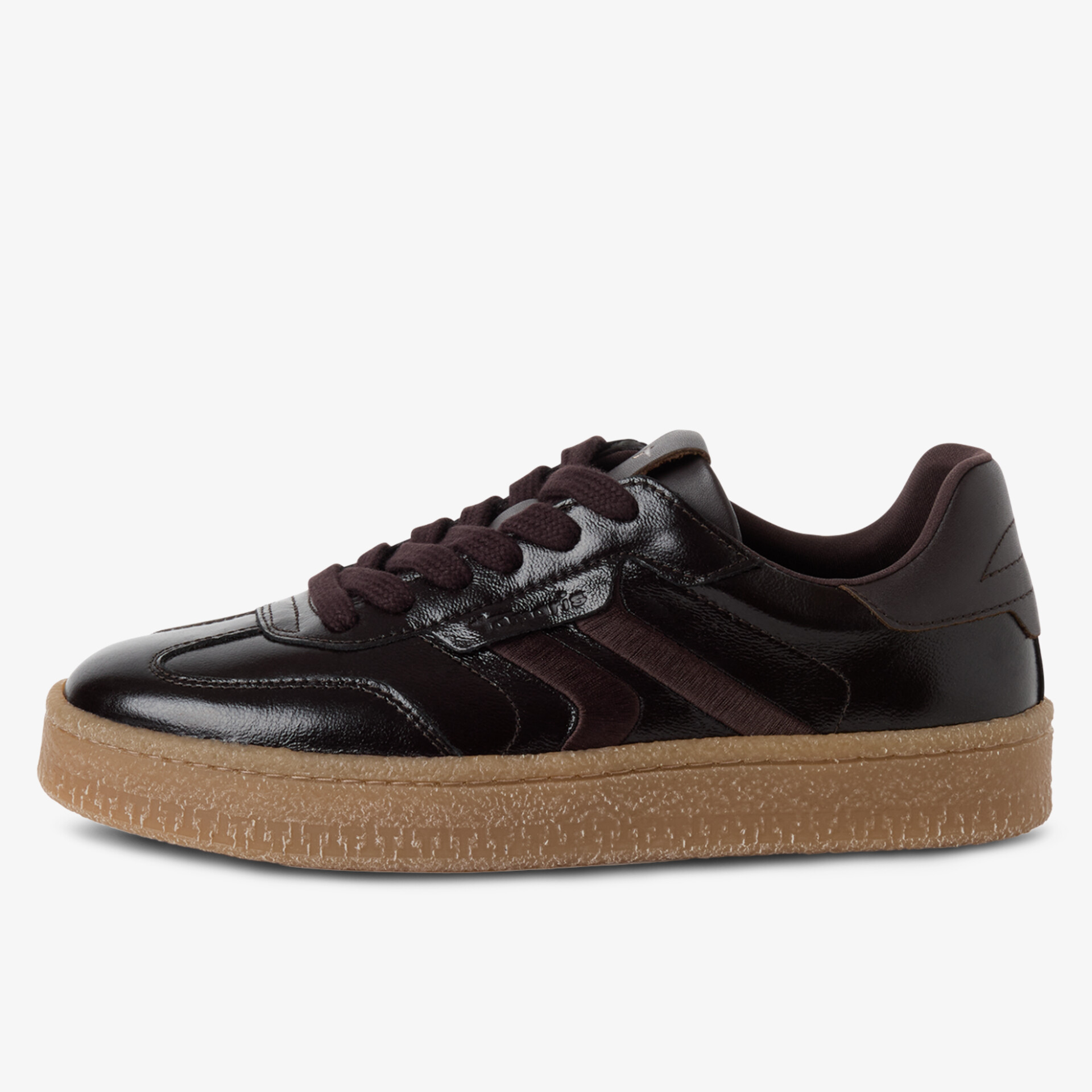 Schwarzer Sneaker mit glänzendem Obermaterial und brauner Profilsohle, sportlich und modisch gestalteter Freizeitschuh