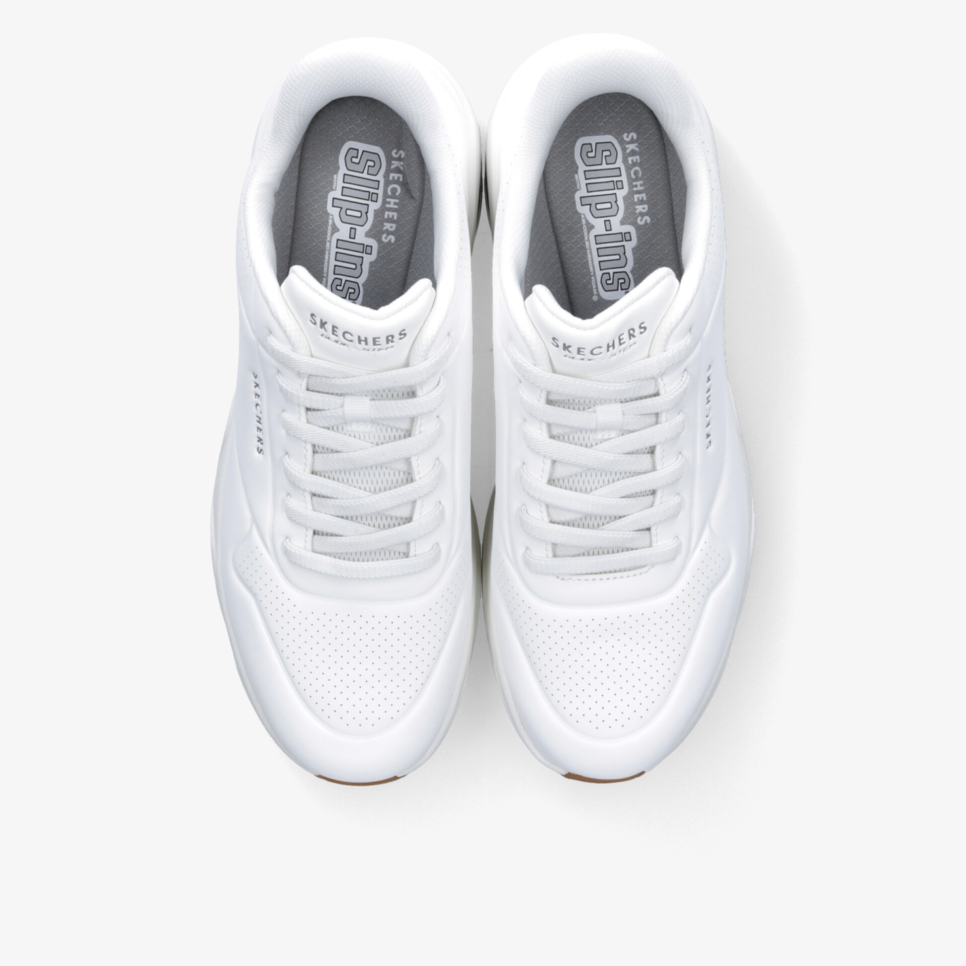 Weiße Sneaker in Draufsicht mit schnürbarem Verschluss, atmungsaktivem Material und bequemer Passform