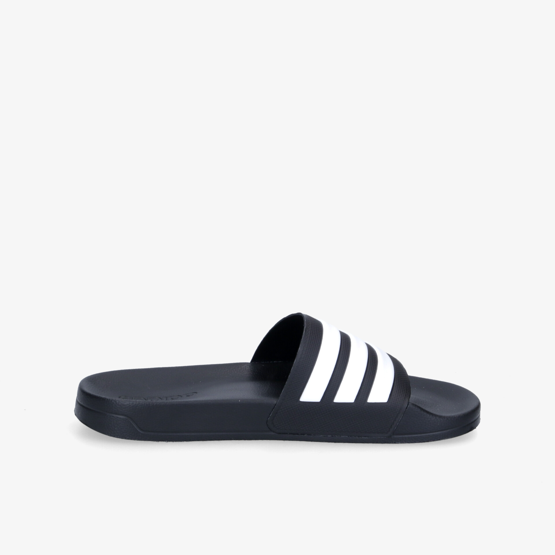 Schlichte schwarze Badesandale mit weißen Streifen, ideal für Freizeit und Pool. Komfortabel und stilvoll.