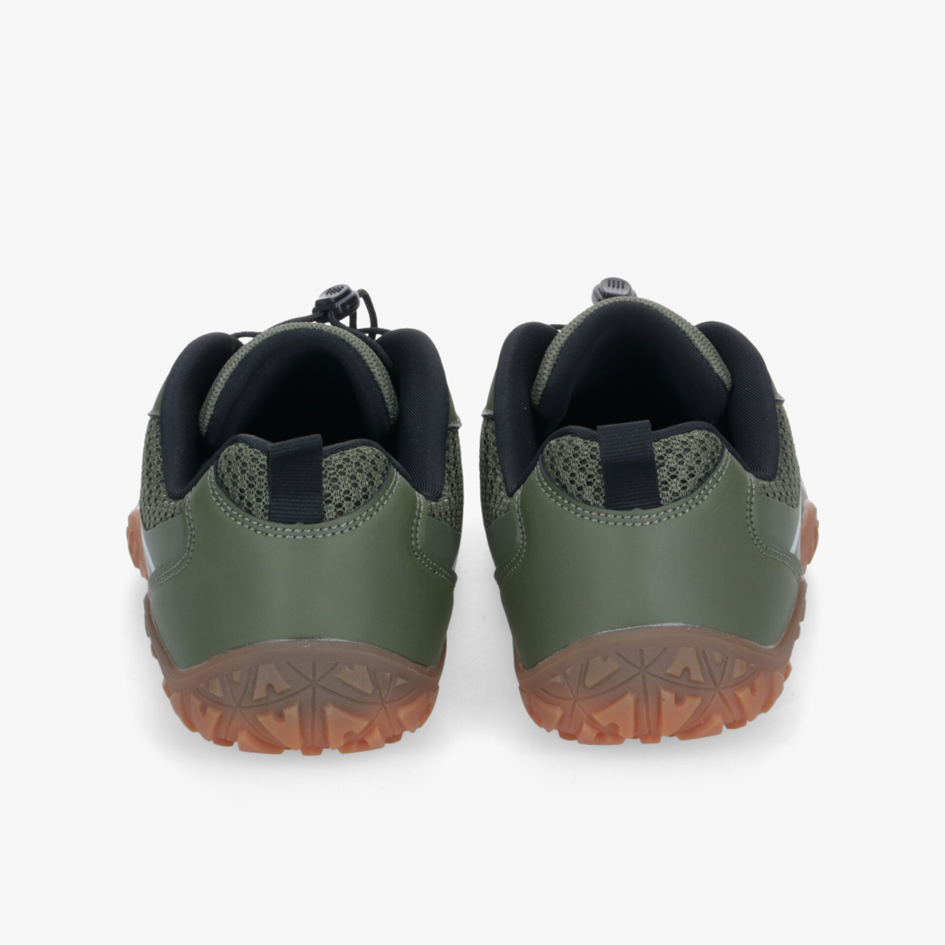 Rückansicht robuster Outdoor-Sneaker mit gepolstertem Schaft und griffiger brauner Sohle in Olivgrün