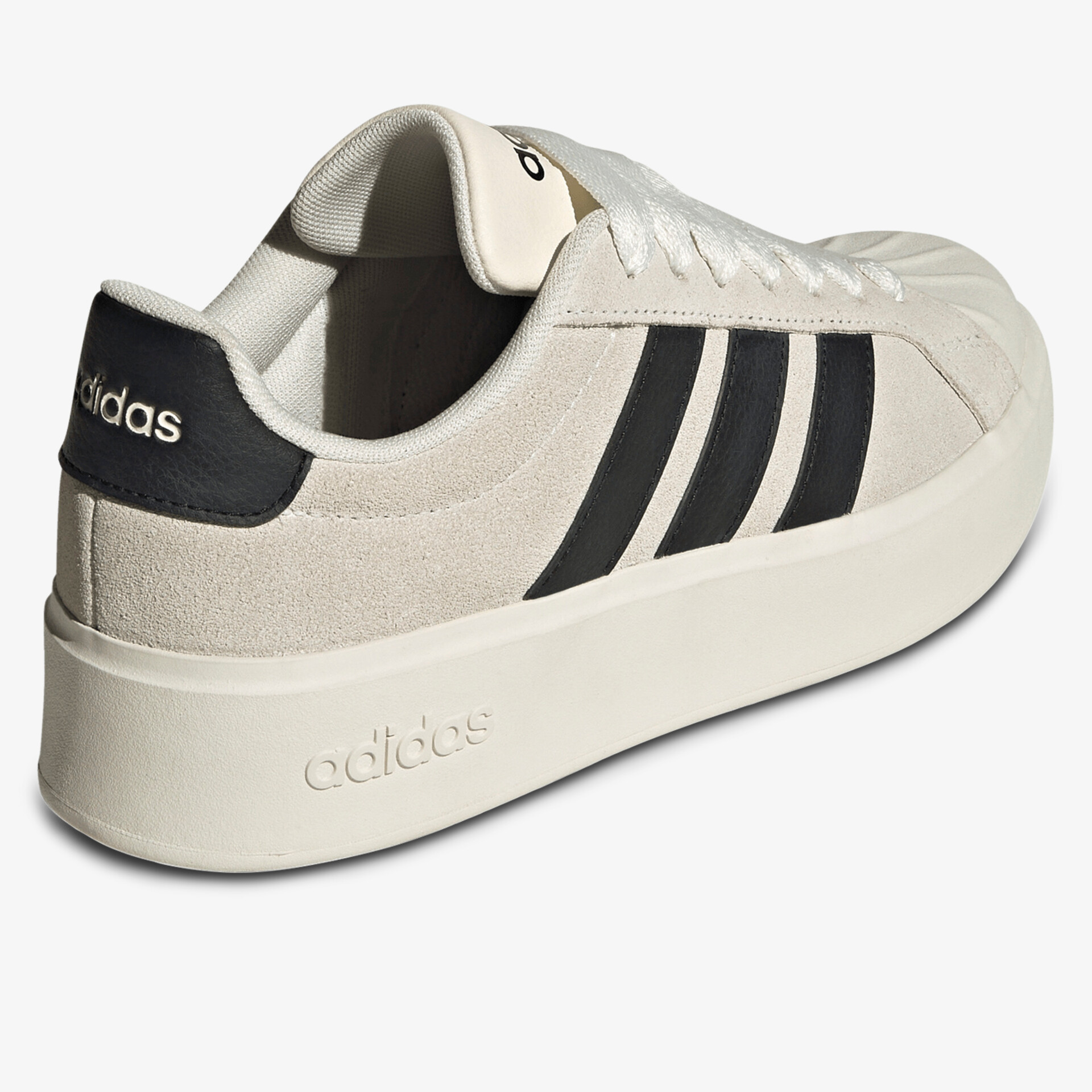 Seitenansicht eines weißen adidas Sneakers mit schwarzen Streifen und robuster Gummisohle, modernes Design