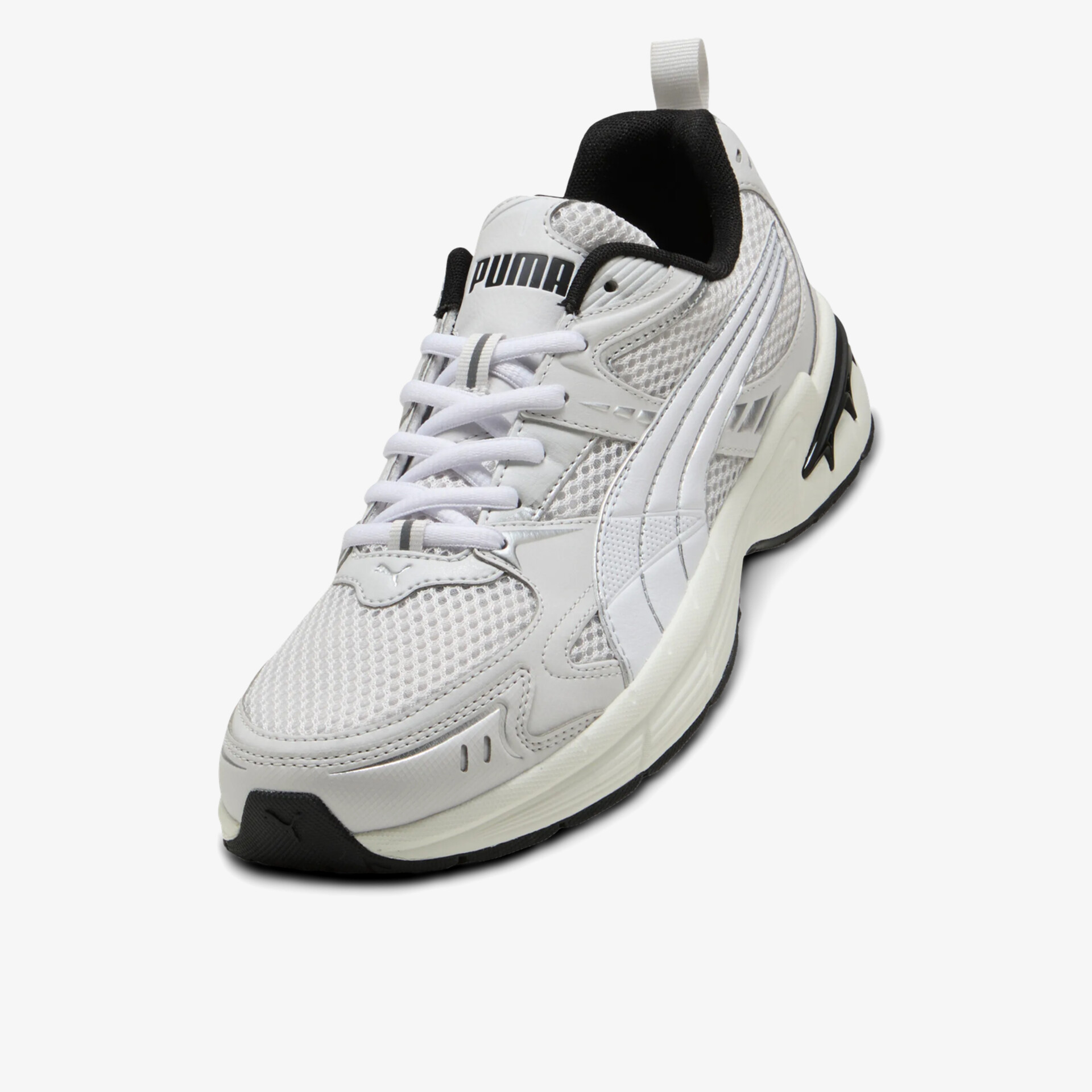 Moderner weißer Sneaker mit atmungsaktivem Mesh, bequemer Passform und robuster Sohle in schräger Frontansicht