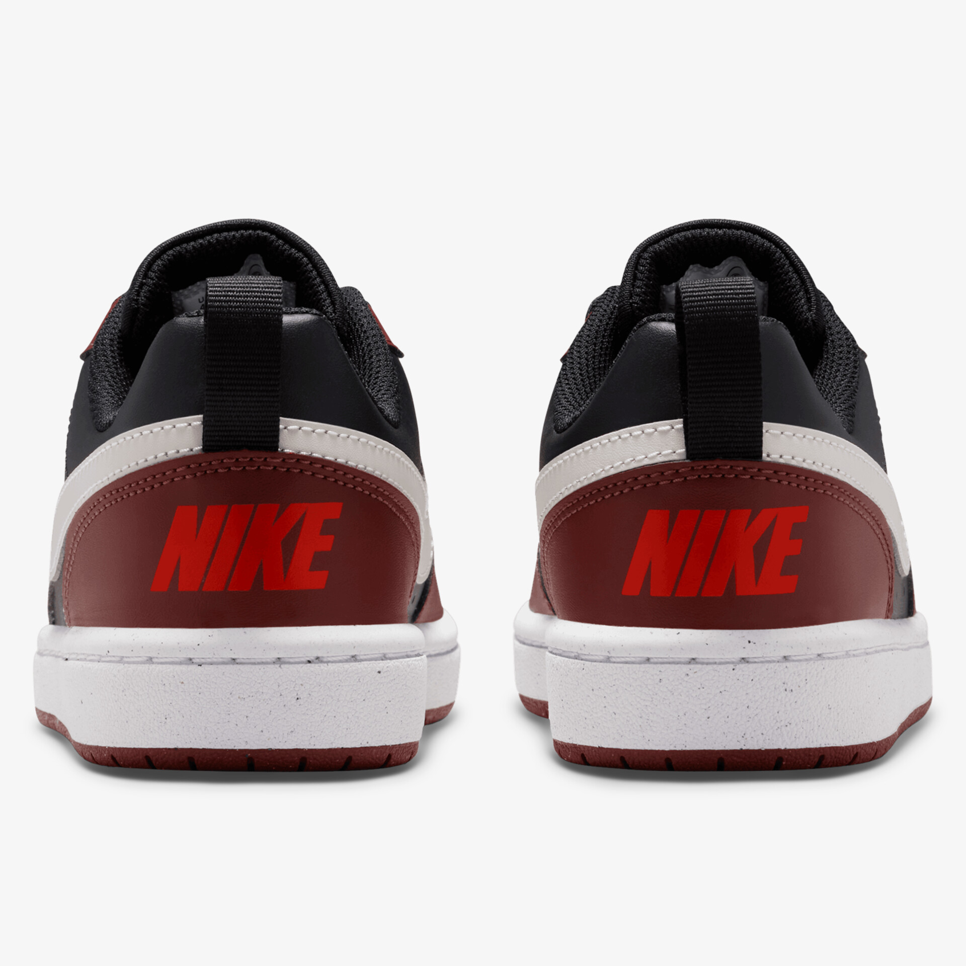 Rückansicht von Nike Sneakern in Schwarz und Rot mit weißer Sohle, sportlich und komfortabel