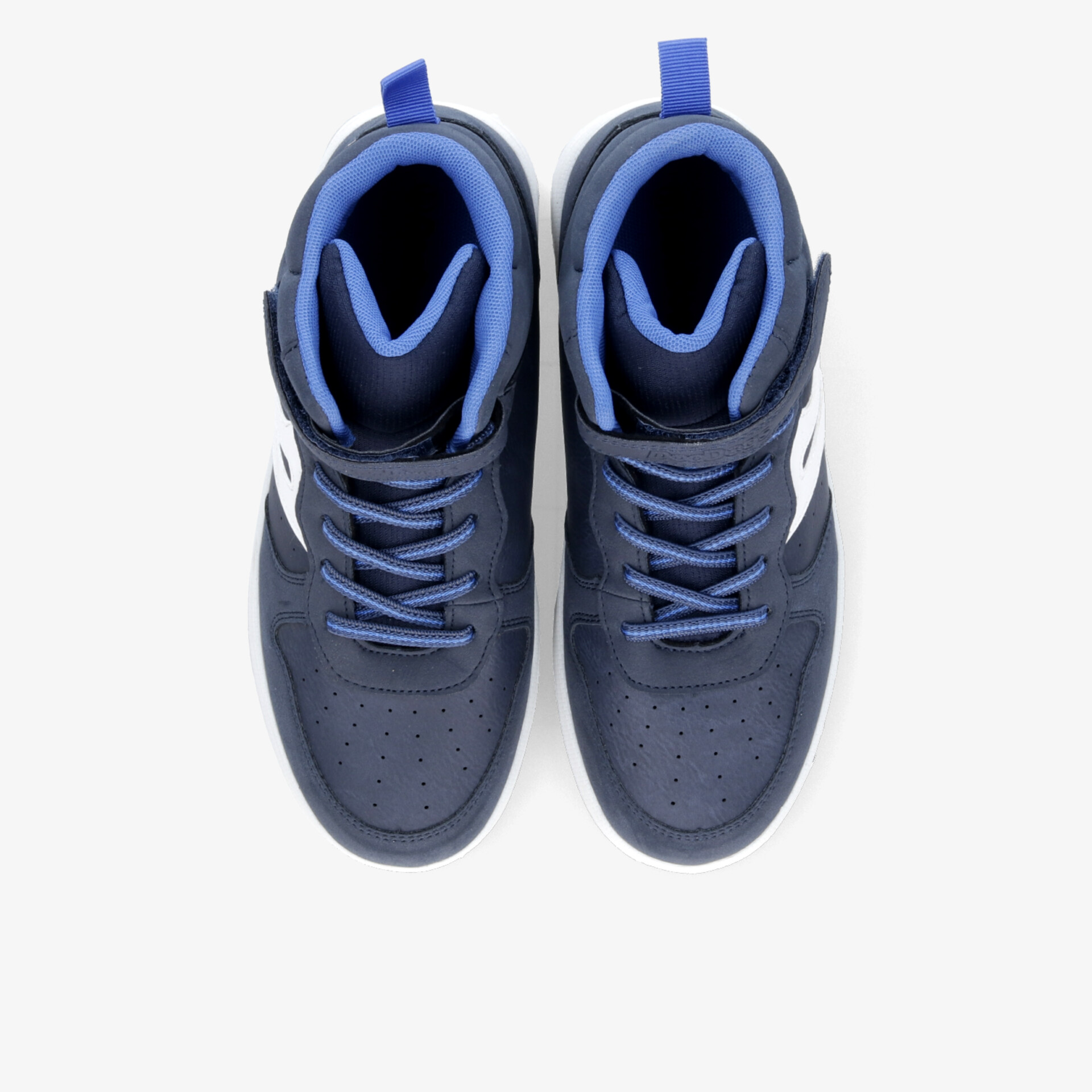 Bequemes Paar Sportschuhe in Blau mit robuster Sohle und atmungsaktivem Material, ideal für Sport und Alltag