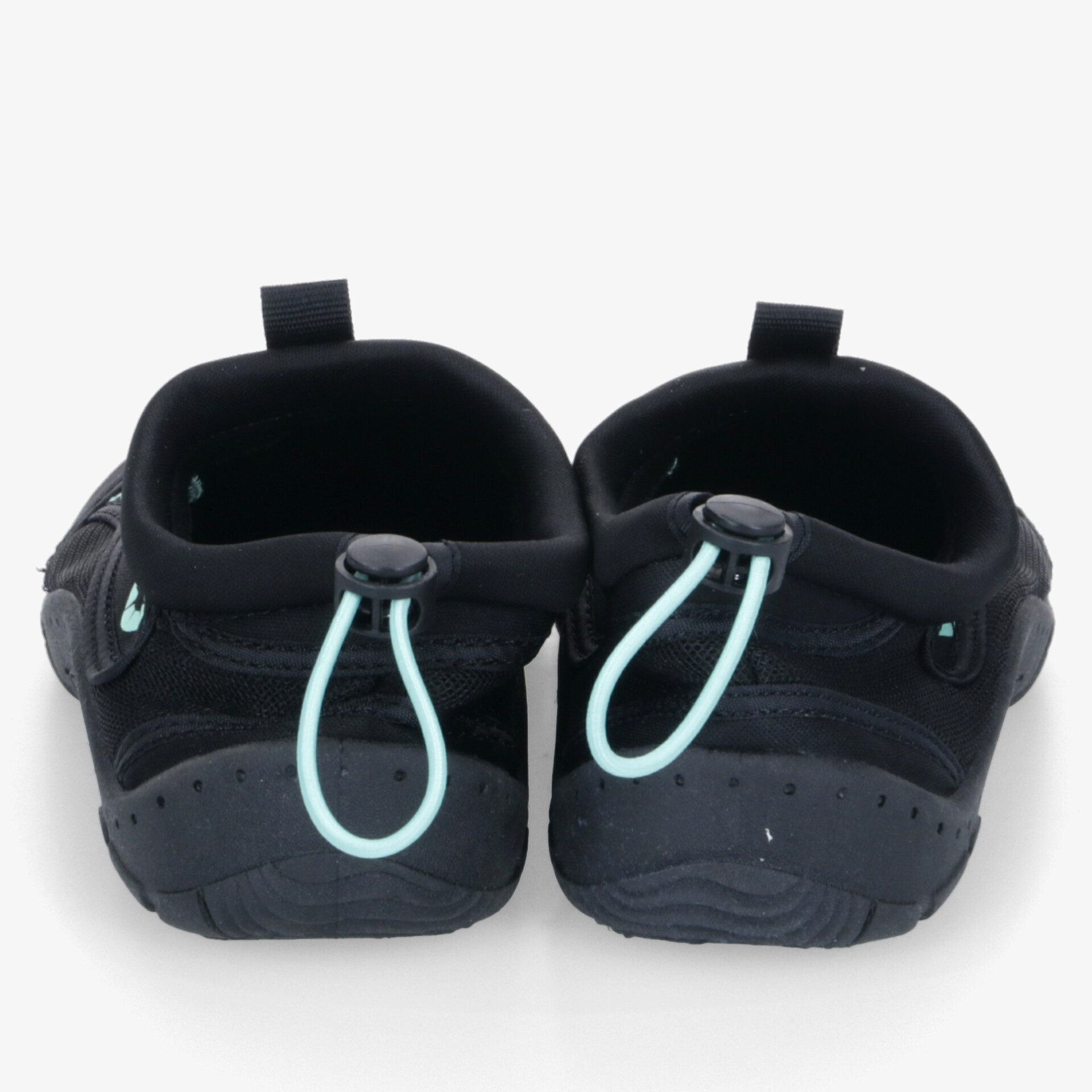 Robuste, wasserfeste Sportschuhe mit rutschfester Sohle und flexiblem Schaft, von hinten gesehen