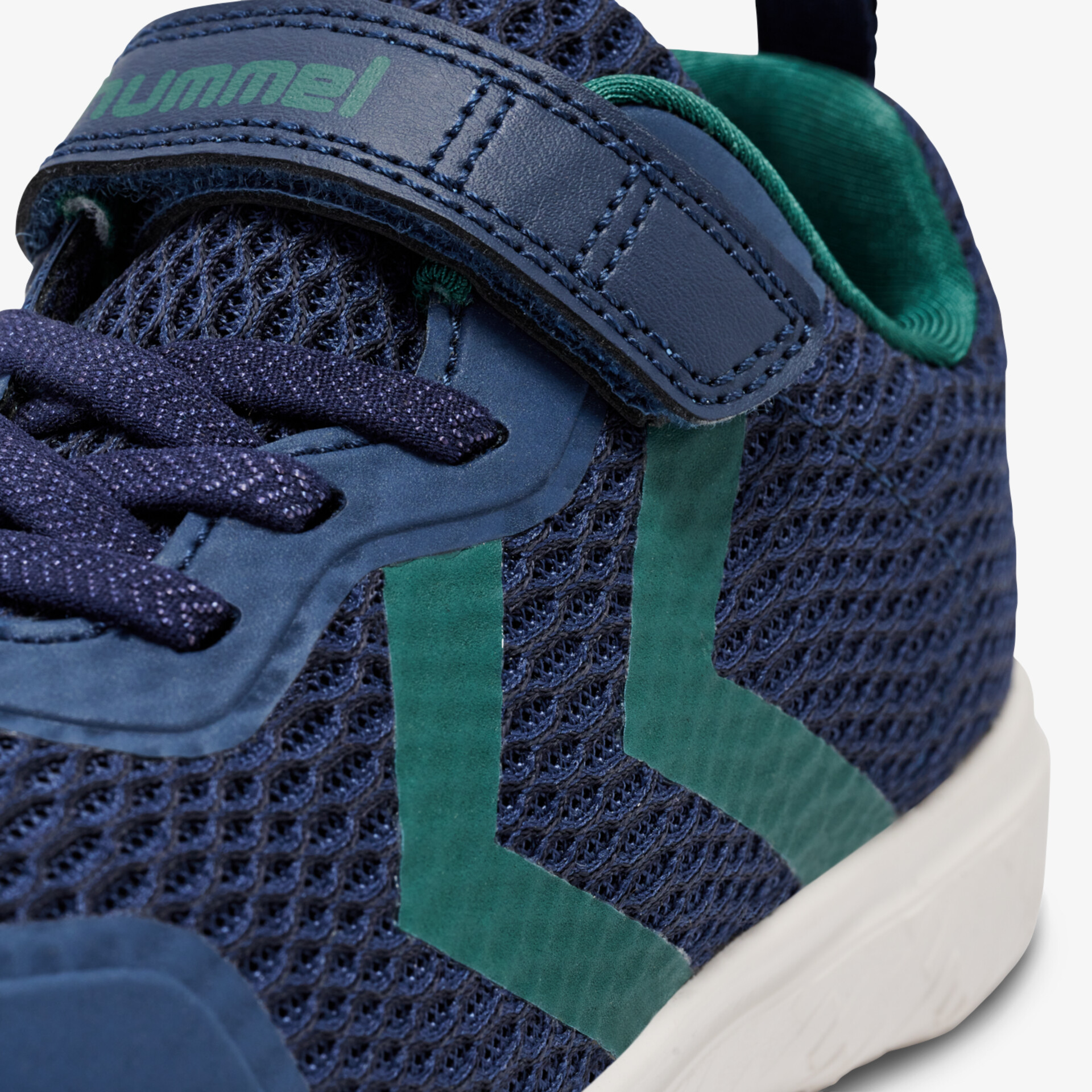 Detailansicht atmungsaktives Meshmaterial mit stabilem Klettverschluss und seitlichen Designs