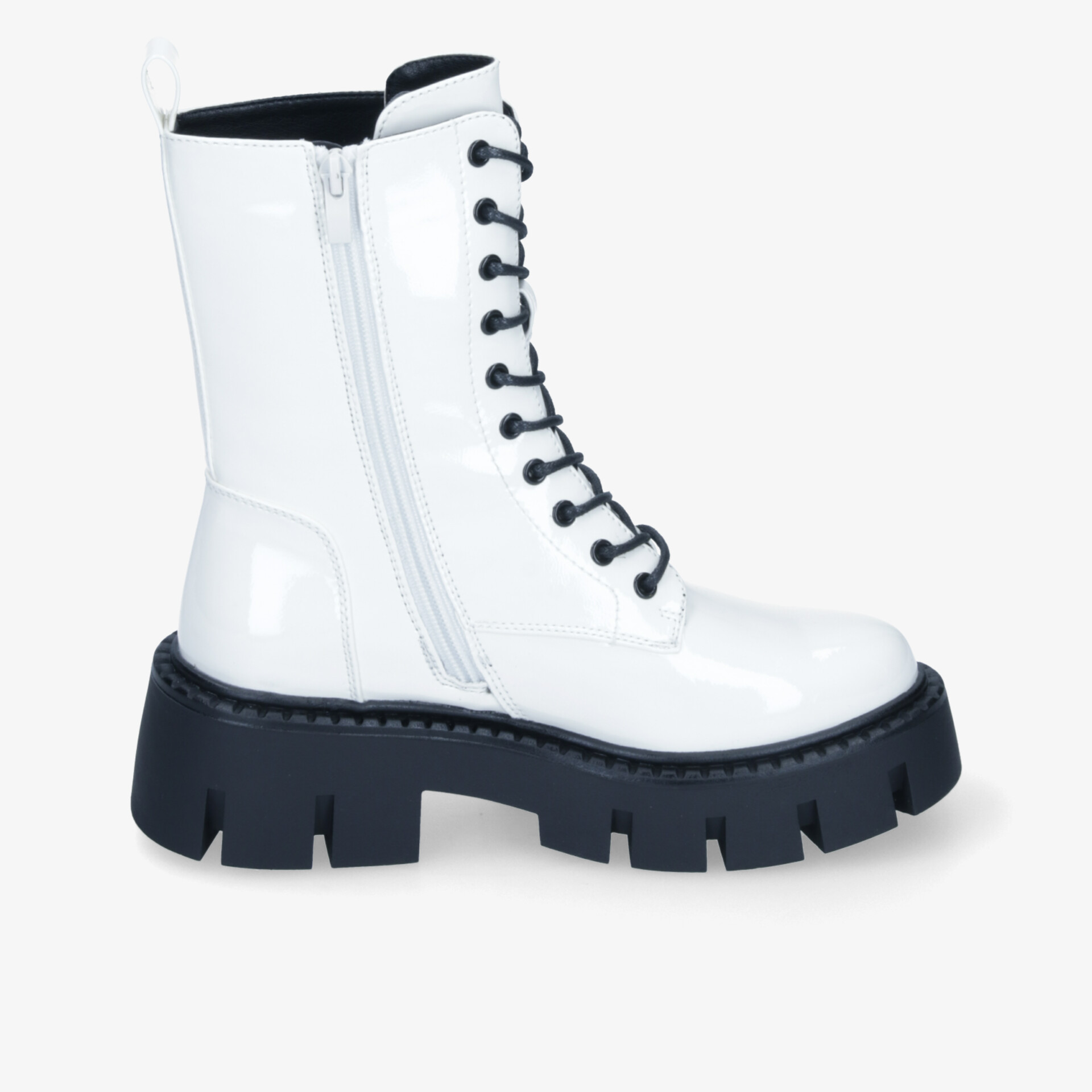 Weißer Lacklederstiefel mit dicker profilierter Sohle, Schnürung und Reißverschluss für robusten und modischen Look