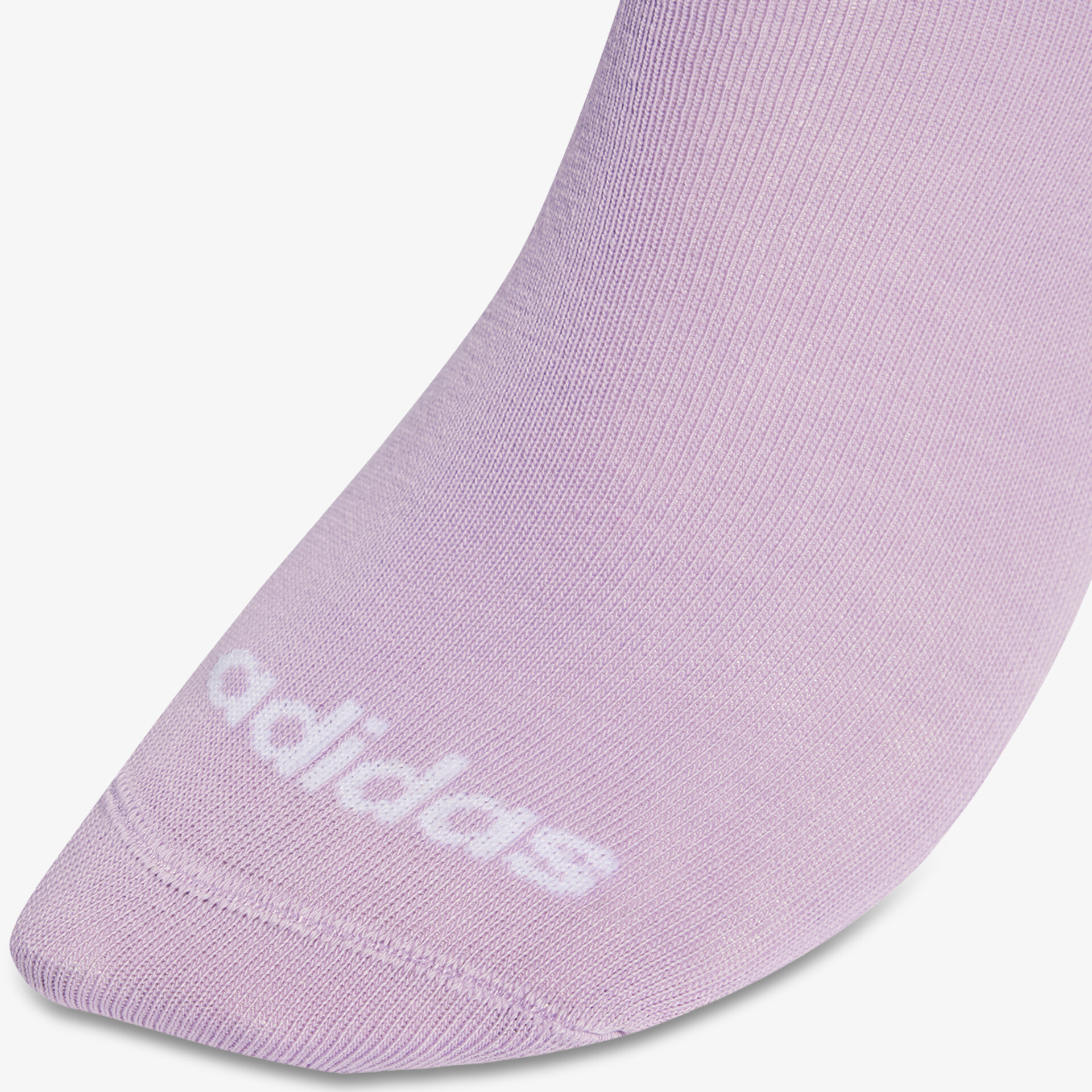 Weiche lila Adidas Sportsocke mit elastischem Bund und sichtbarem Logo, vielseitig und bequem