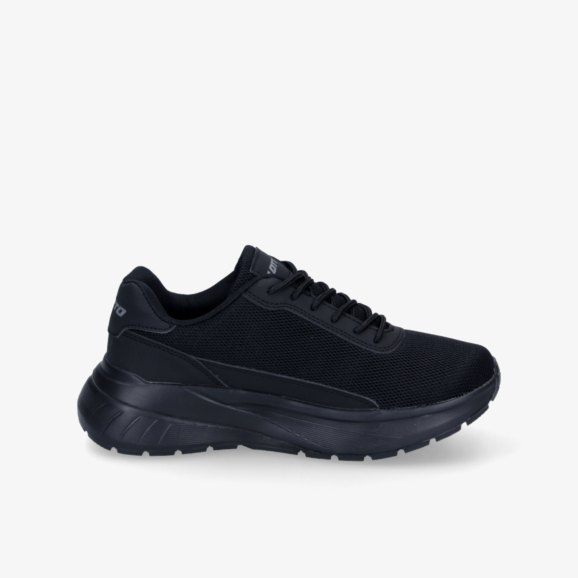 Schwarzer Sportschuh mit leichter, flexibler Sohle und modernem, sportlichem Design in klarer Seitenansicht