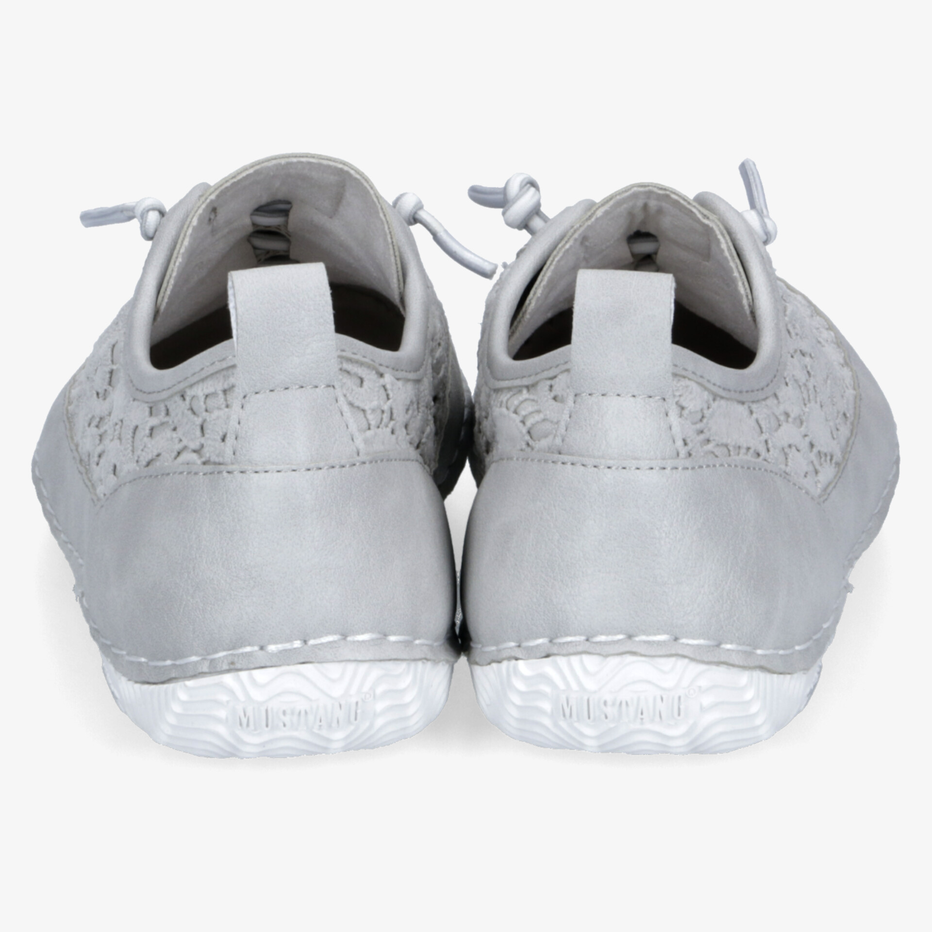 Rückansicht eines Paar bequemer, leicht gepolsterter Schuhe mit rutschfester Sohle und flexiblem Material