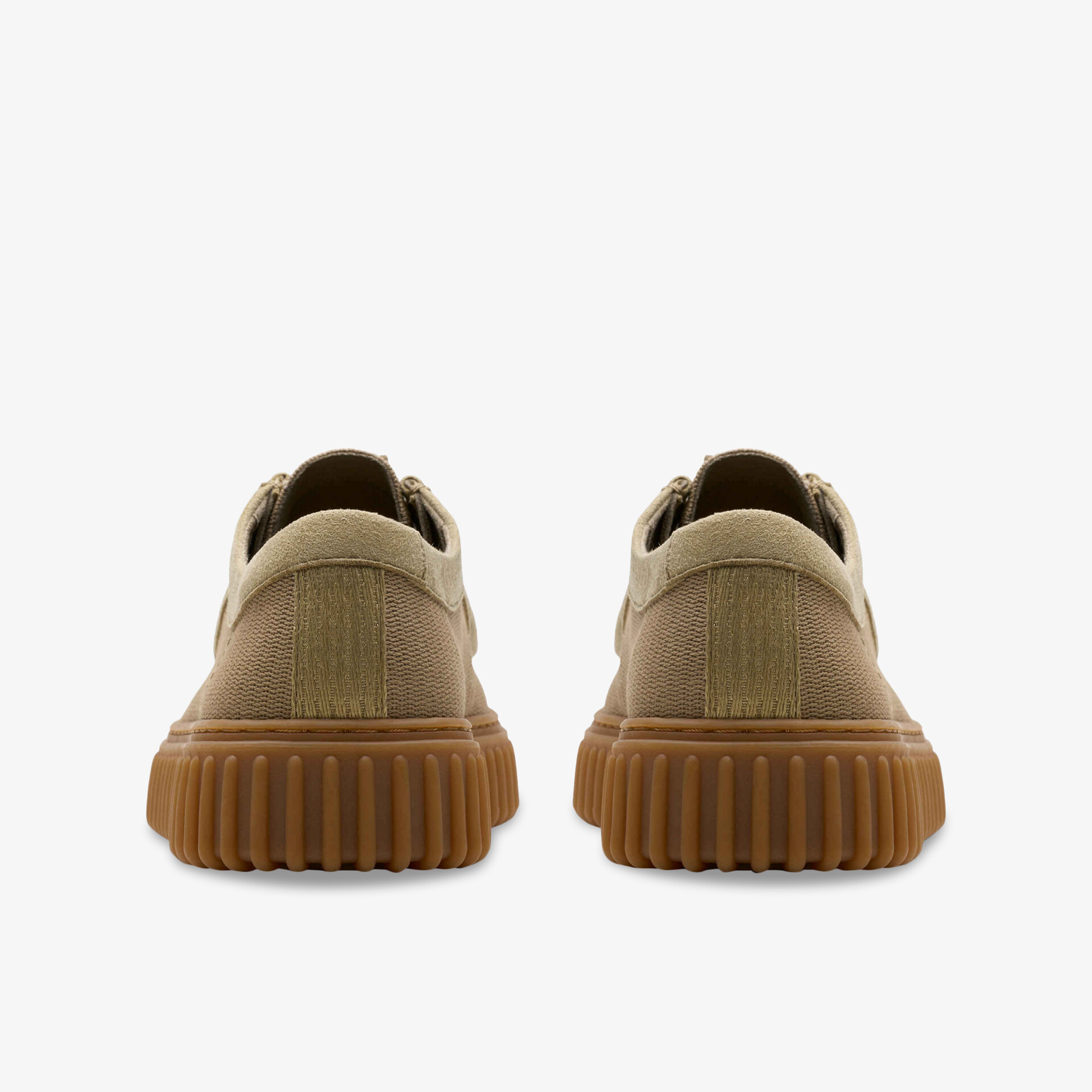 Rückansicht von robusten Schuhen mit rutschfester brauner Sohle und komfortablem Obermaterial