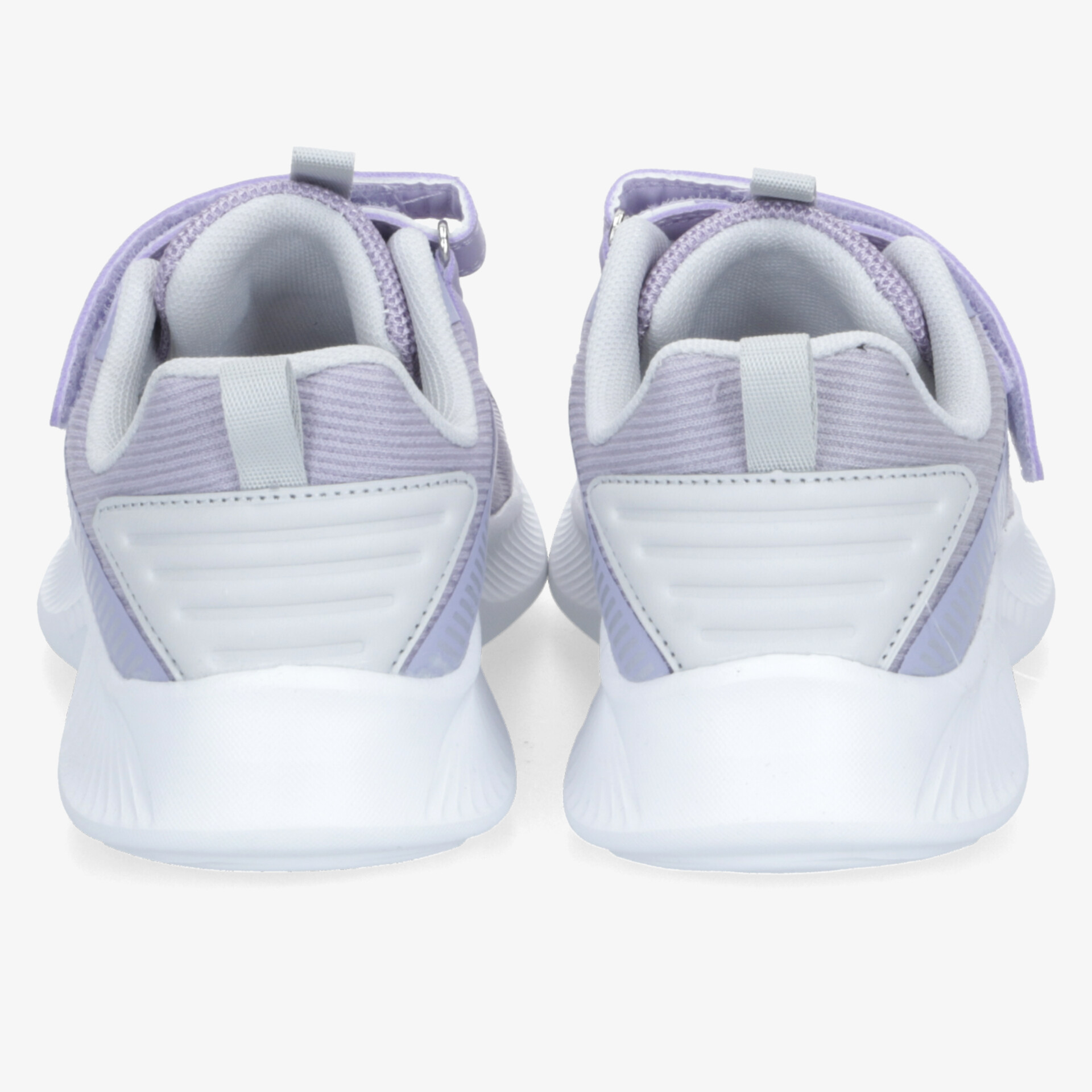 Rückansicht moderner Sportschuhe in Lila und Weiß mit gepolsterter Fersenkappe und stabiler Sohle