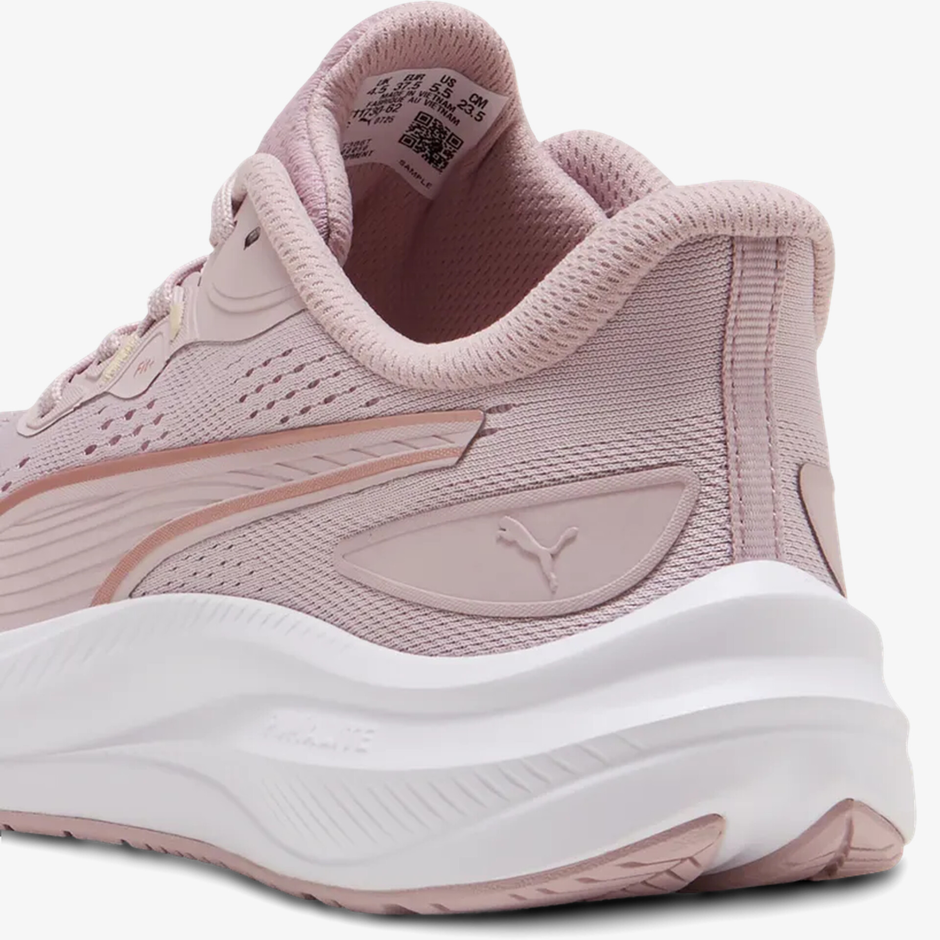 Leichter Sportschuh mit atmungsaktivem Material und bequem gepolsterter Sohle, stabiler Fersenbereich