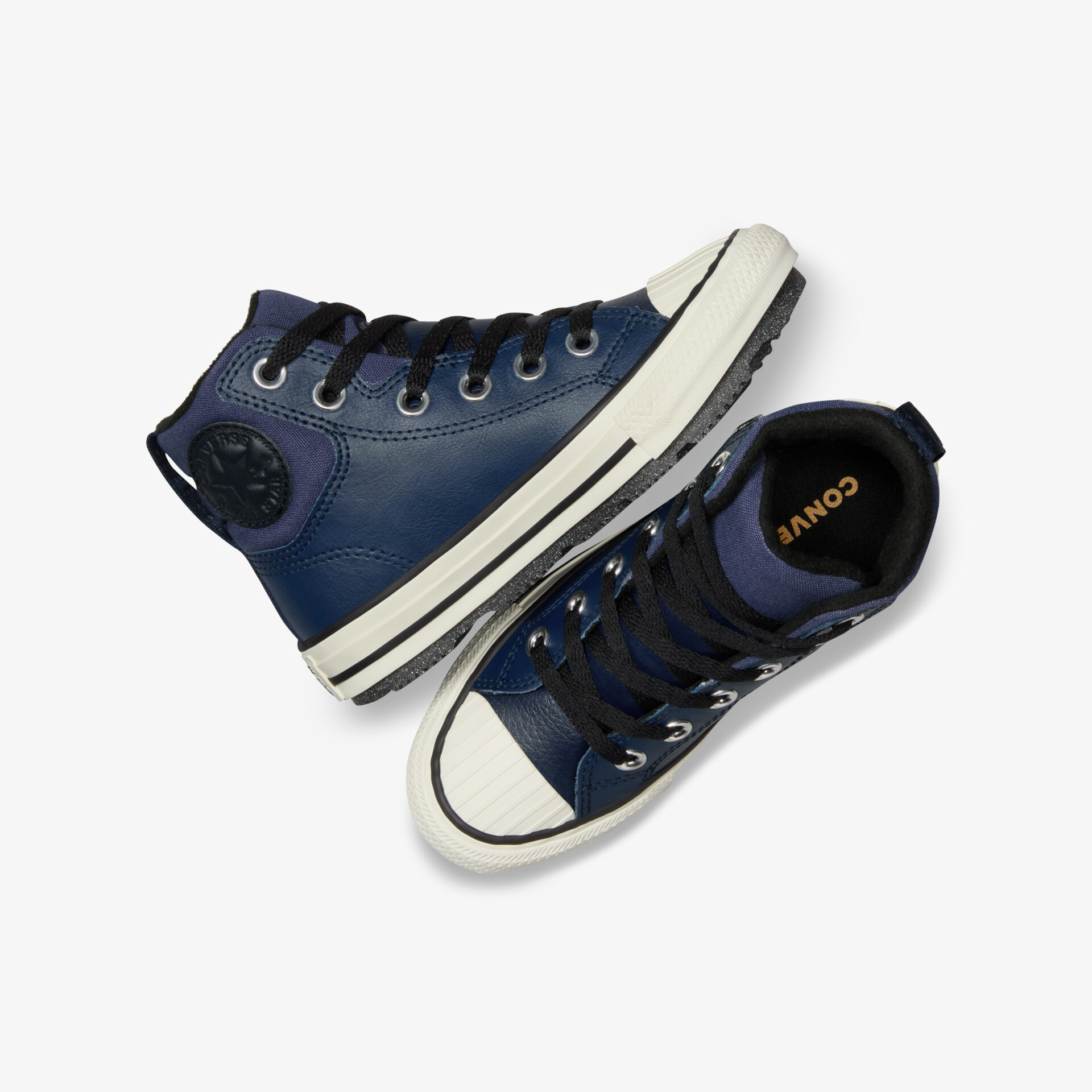 Moderner hoher Sneaker in blau mit weißer Kontrastsohle, bequemer Passform und klassischem Design, liegend von oben fotografiert