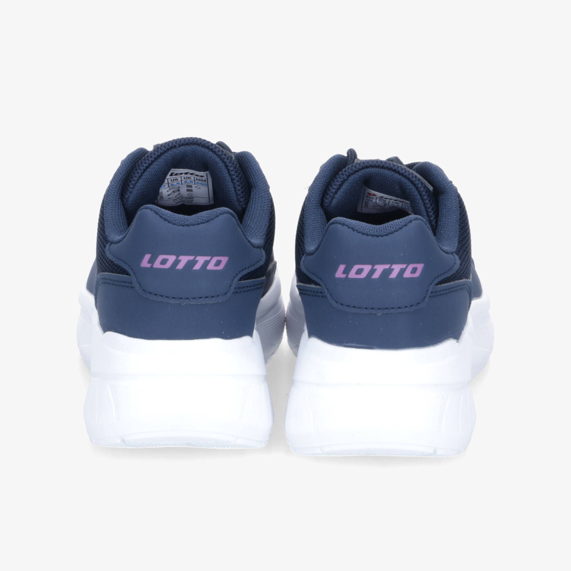 Rückansicht von sportlichen blauen Sneakers mit weißer Sohle und deutlich sichtbarem Lotto-Logo