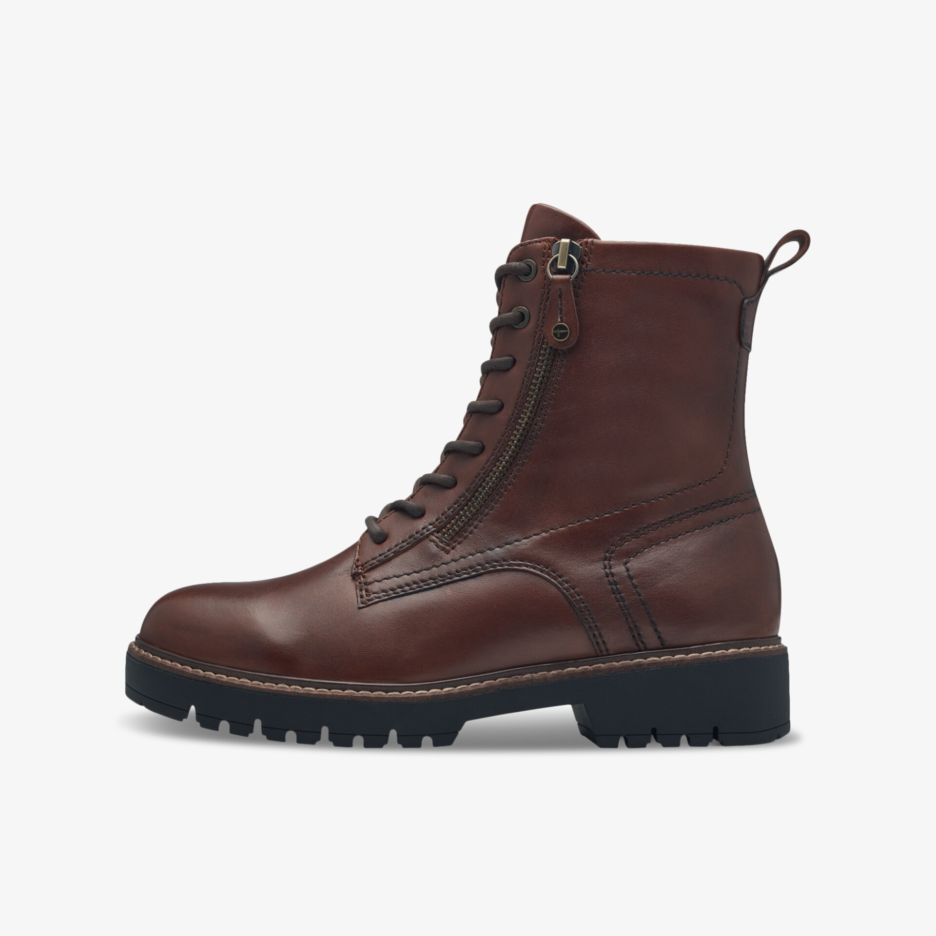 Seitlich aufgenommener brauner Echtleder-Boot mit robuster, rutschfester Sohle und bequemer Passform