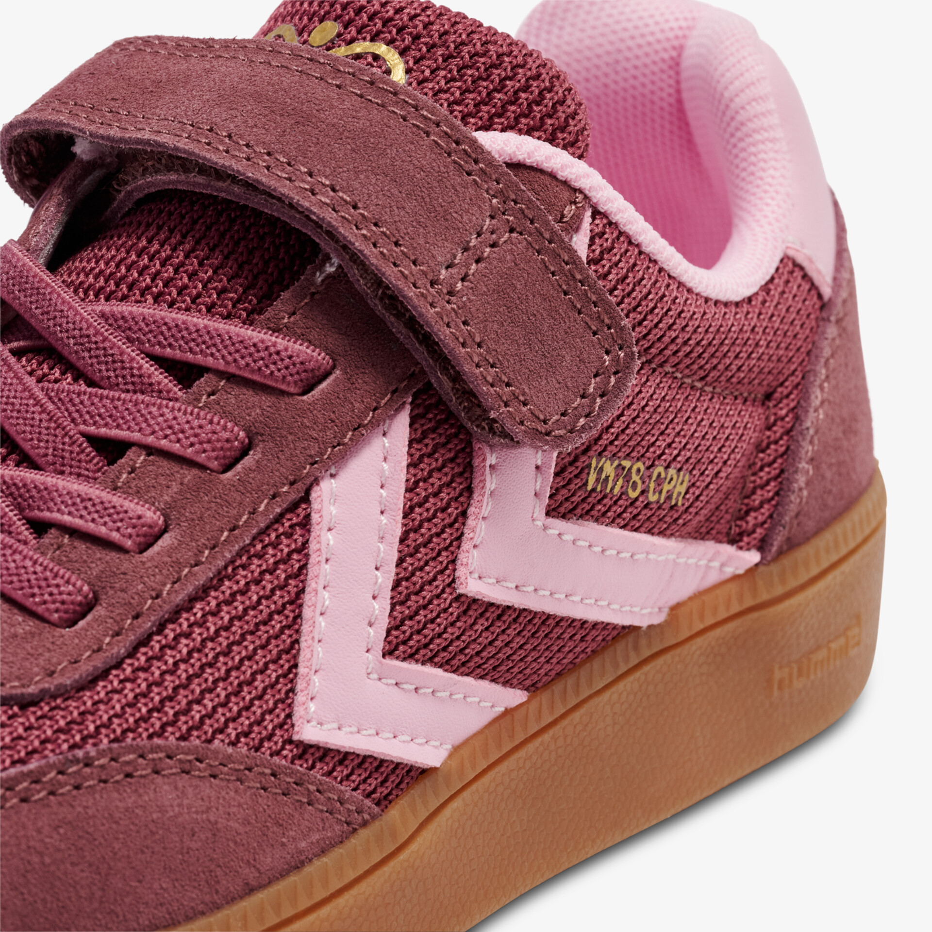 Sportlicher Schuh mit Klettverschluss und rutschfester Sohle, ideal für Freizeitaktivitäten.