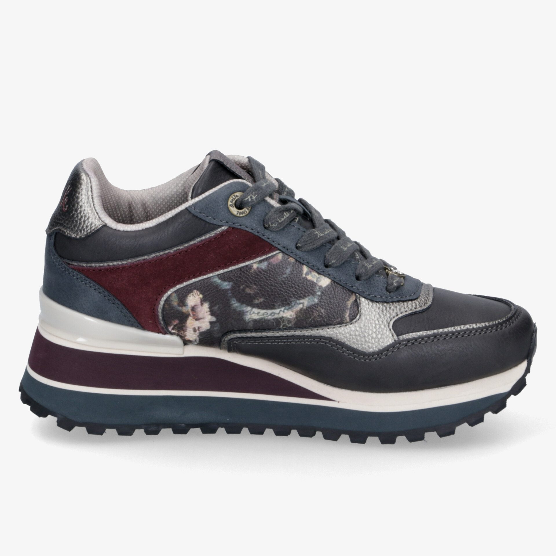 Sportlicher Sneaker in Blau und Bordeaux mit robuster Sohle, bequemem Schnitt und modischem Design