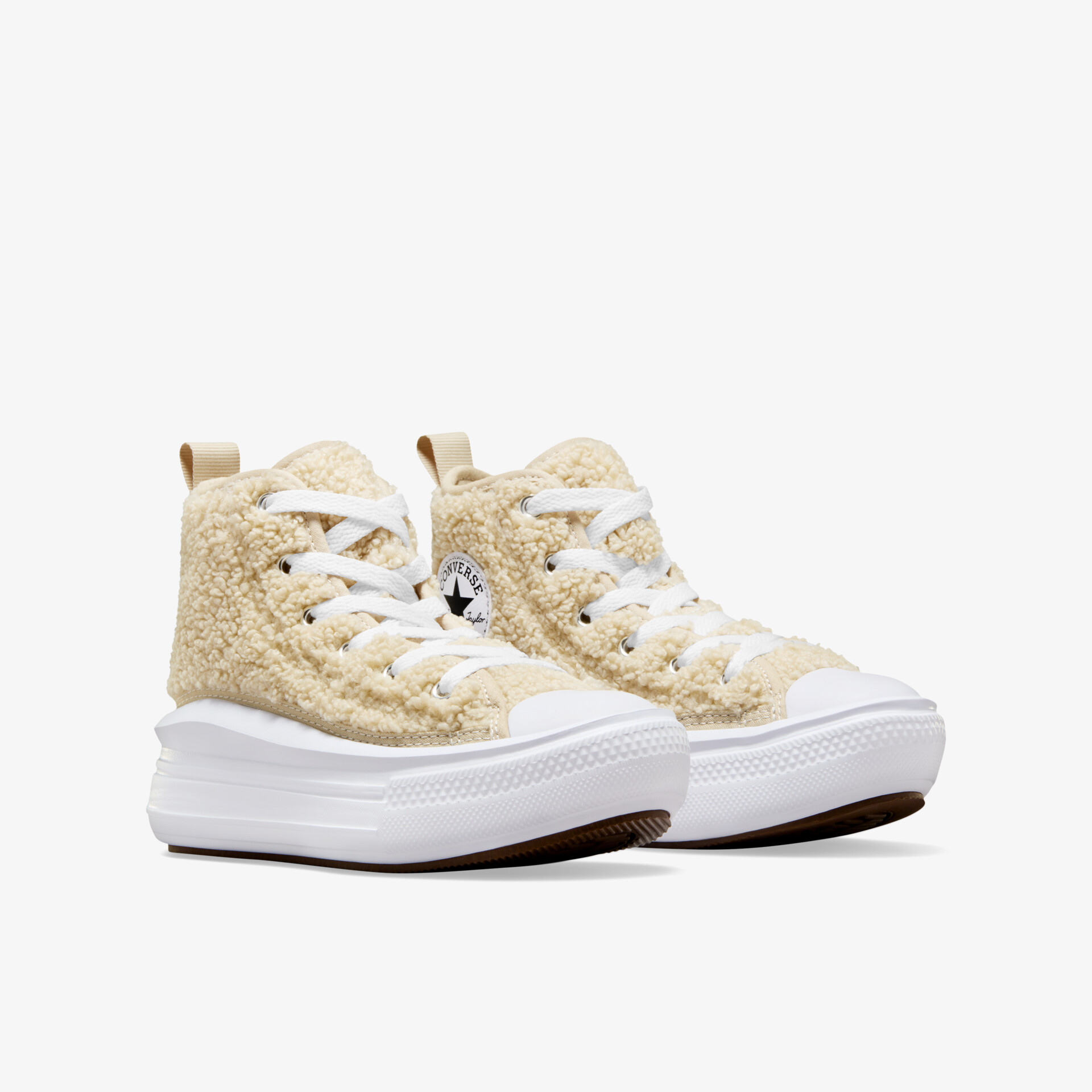 Plüschige Sneakers in Beige mit moderner weißer Sohle und zeitlosem Design für optimalen Komfort und Stil.