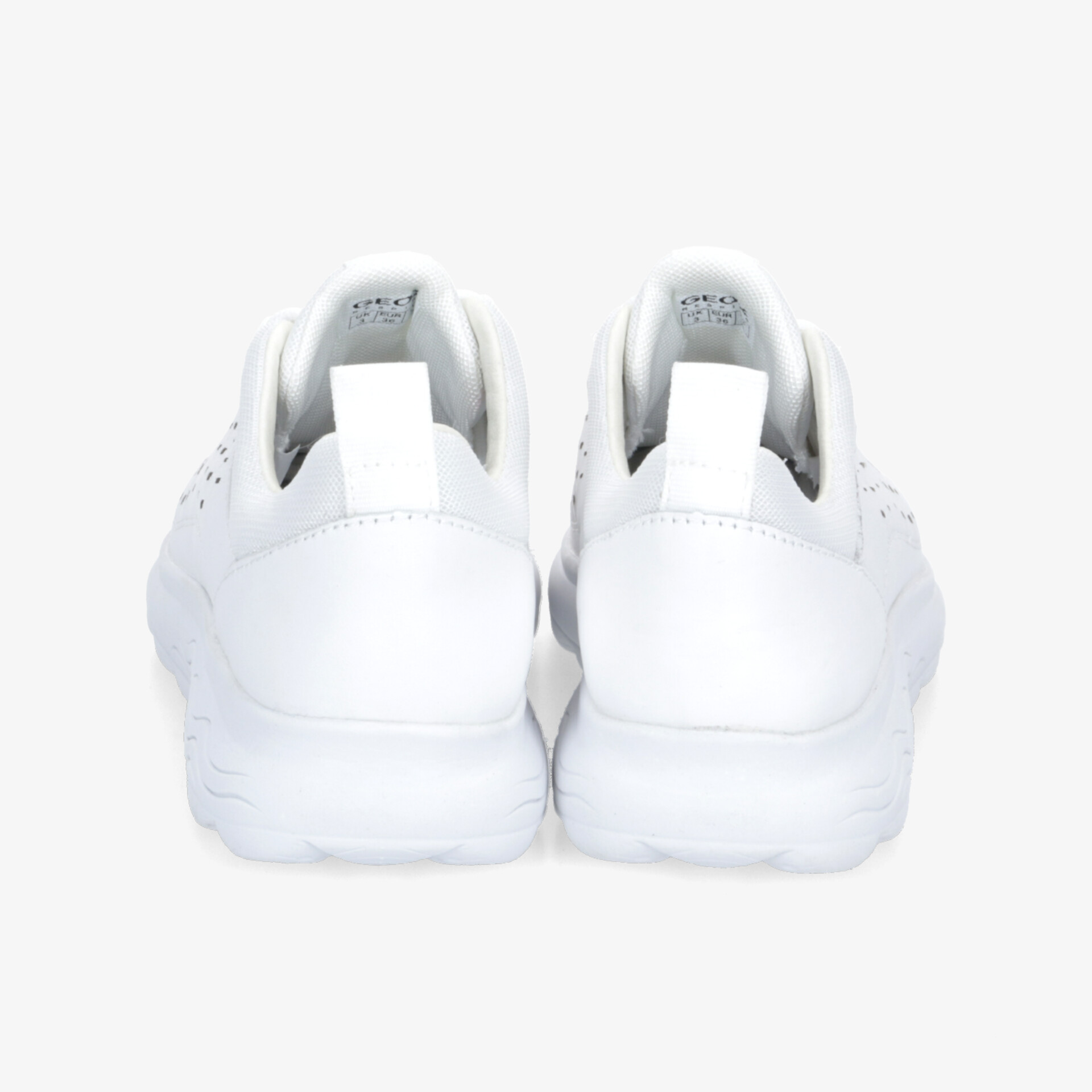 Weiße Sneaker in modernem Design mit hohem Tragekomfort, perfekt für den Alltag und sportliche Aktivitäten.