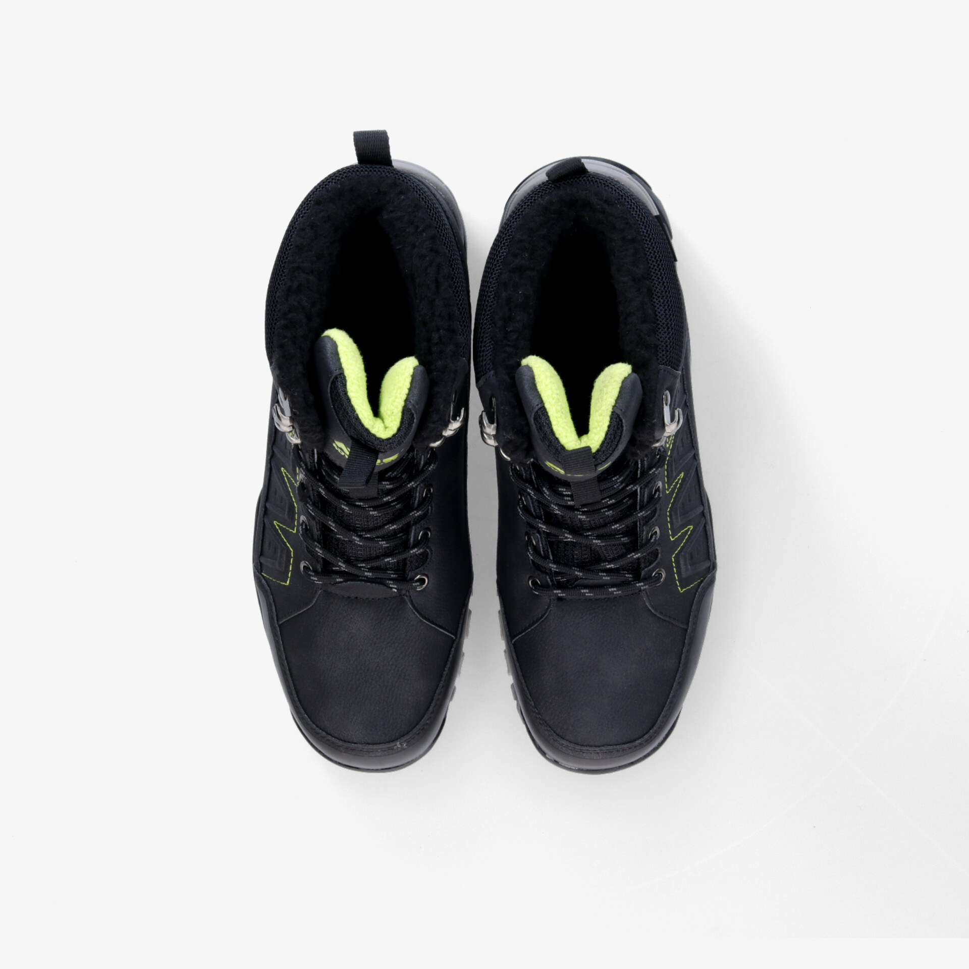 Stilvolle schwarze Sneaker mit warmem Futter und robuster Verarbeitung. Perfekt für kalte Tage.