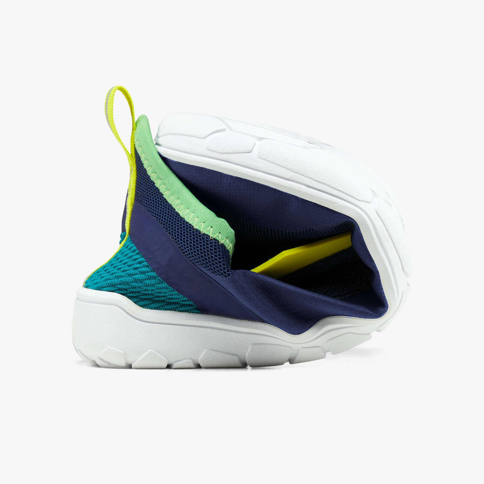 Flexibler und leichter Schuh mit weichem Material und rutschfester Sohle, ideal für komfortable Bewegungen