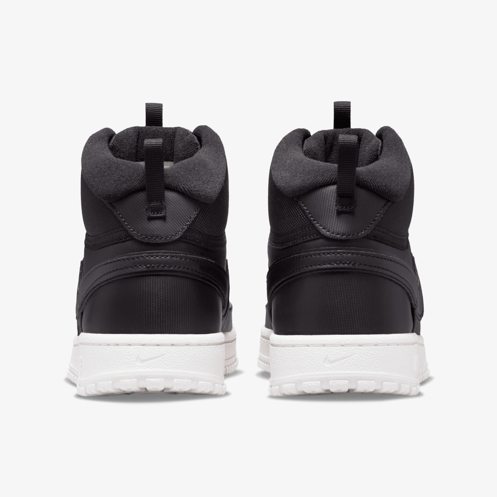 Schwarze Sneaker Rückansicht mit gepolstertem Kragen und robuster weißer Sohle, sportlich und bequem