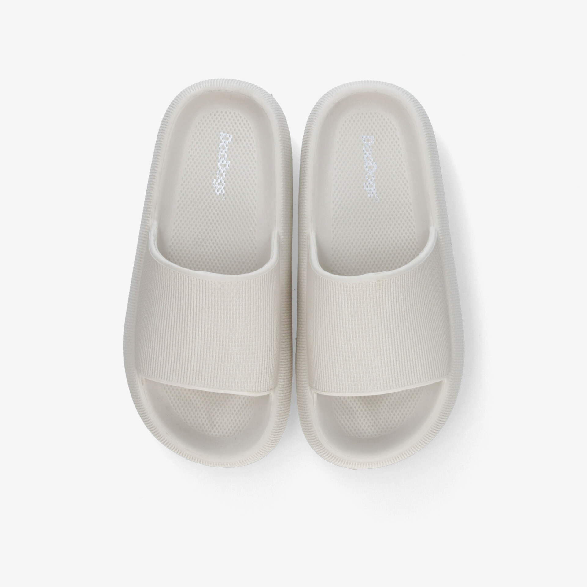 Bequeme, leichte Hausschuhe in neutraler Farbe mit rutschfester Sohle und weichem Material, ideal für komfortables Tragen