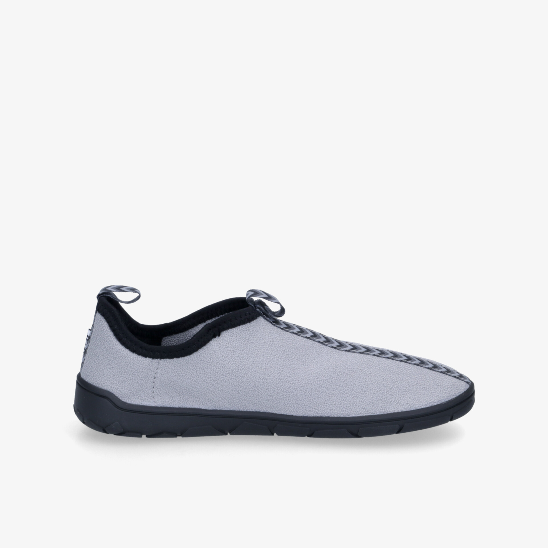 Leichter grauer Sneaker mit flexibler Sohle und atmungsaktivem Material, sportlich und bequem