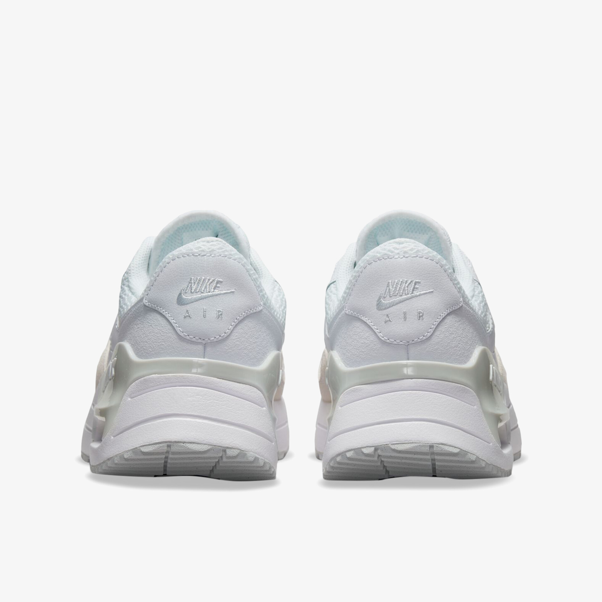 Rückansicht moderner, sportlicher Sneaker mit stabiler Fersenkonstruktion und glattem, stilvollem weißem Design.