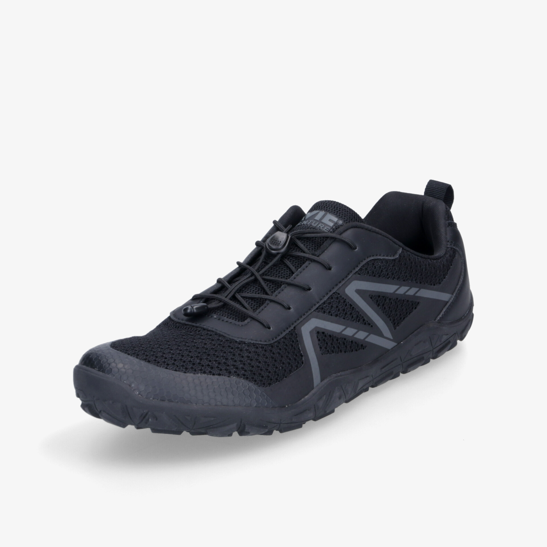 Schwarzer Outdoor-Sneaker in schräger Vorderansicht, atmungsaktiv und mit rutschfester Sohle