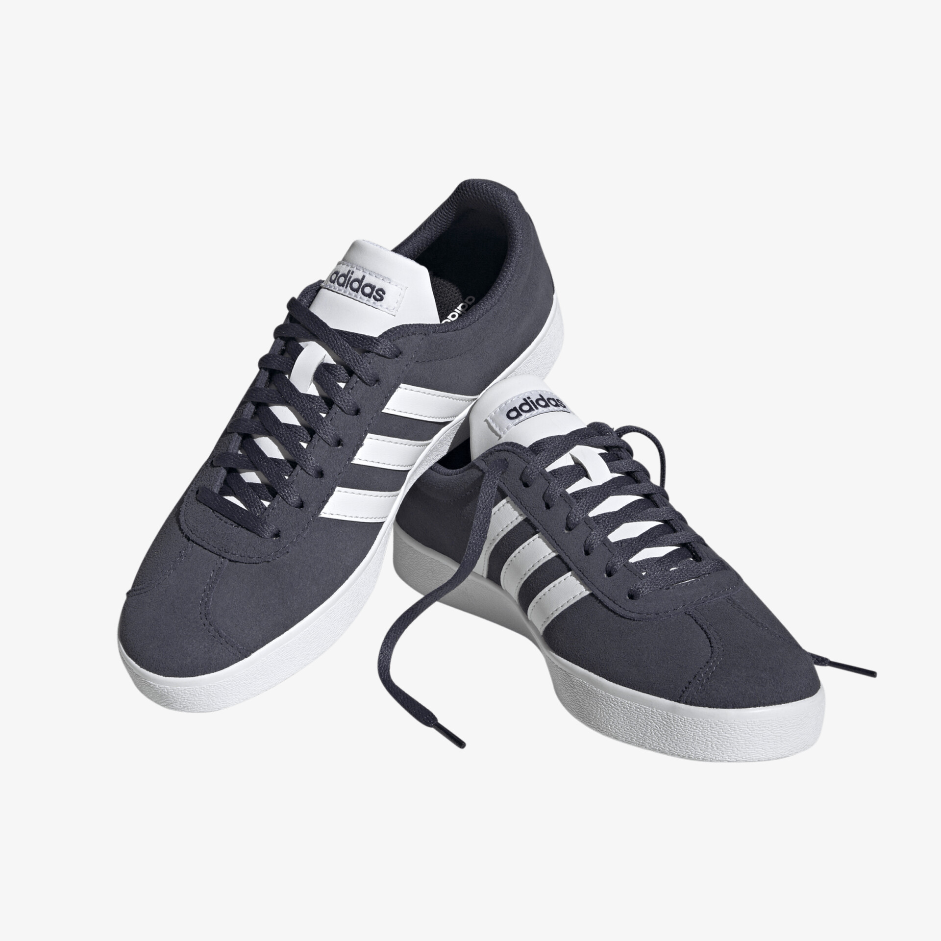 Klassische schwarze Sneakers mit ikonischen weißen Streifen, perfekt für sportliche und stilvolle Looks.