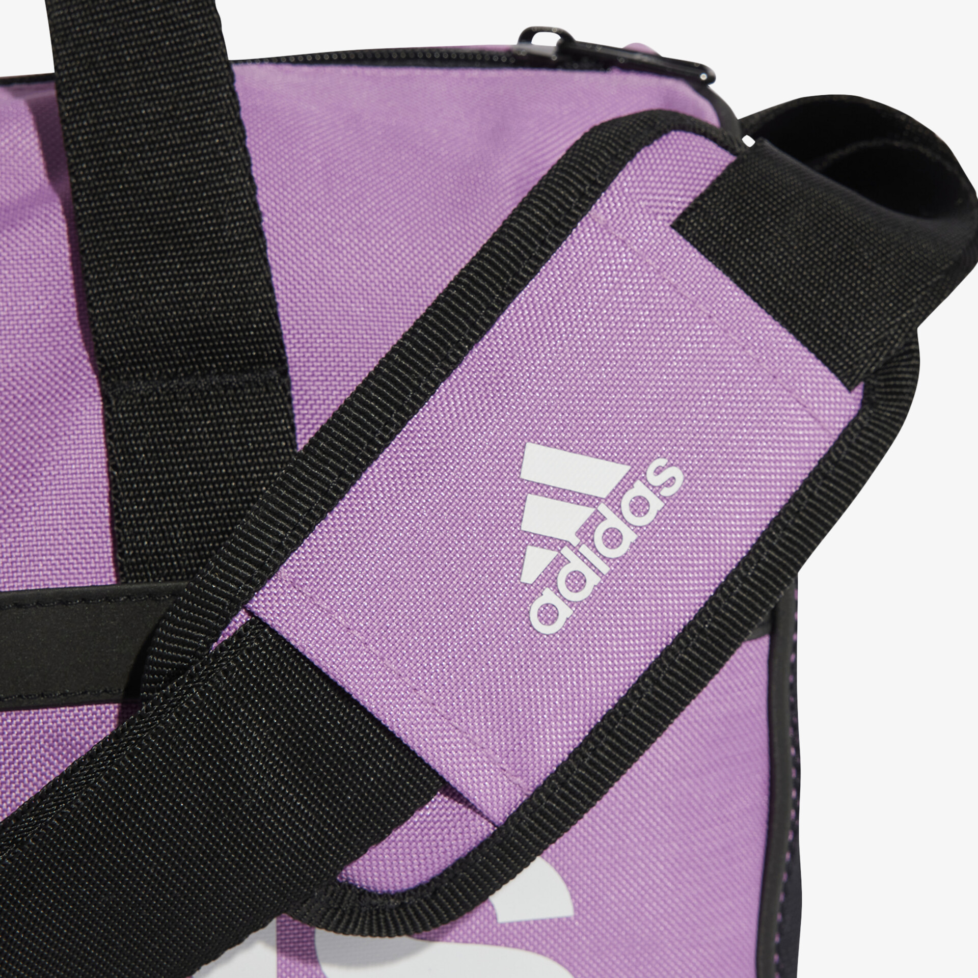 Gepolsterter und verstellbarer lila adidas Schultergurt mit robustem Material und sportlichem Design