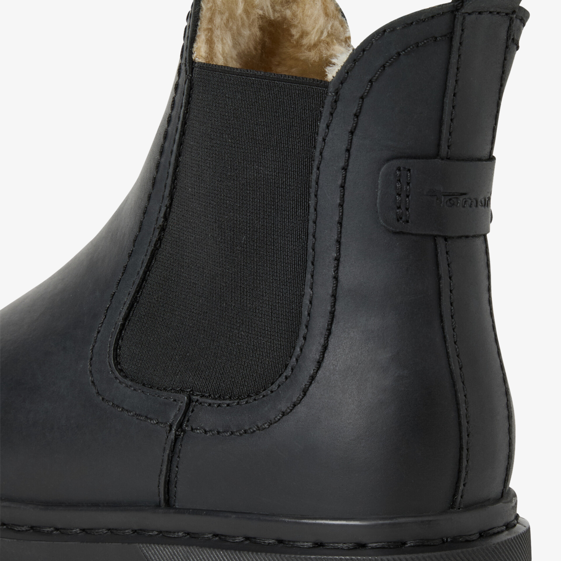 Detailaufnahme schwarzer Chelsea-Boot aus Echtleder mit elastischem Einsatz und warmer Innenfütterung