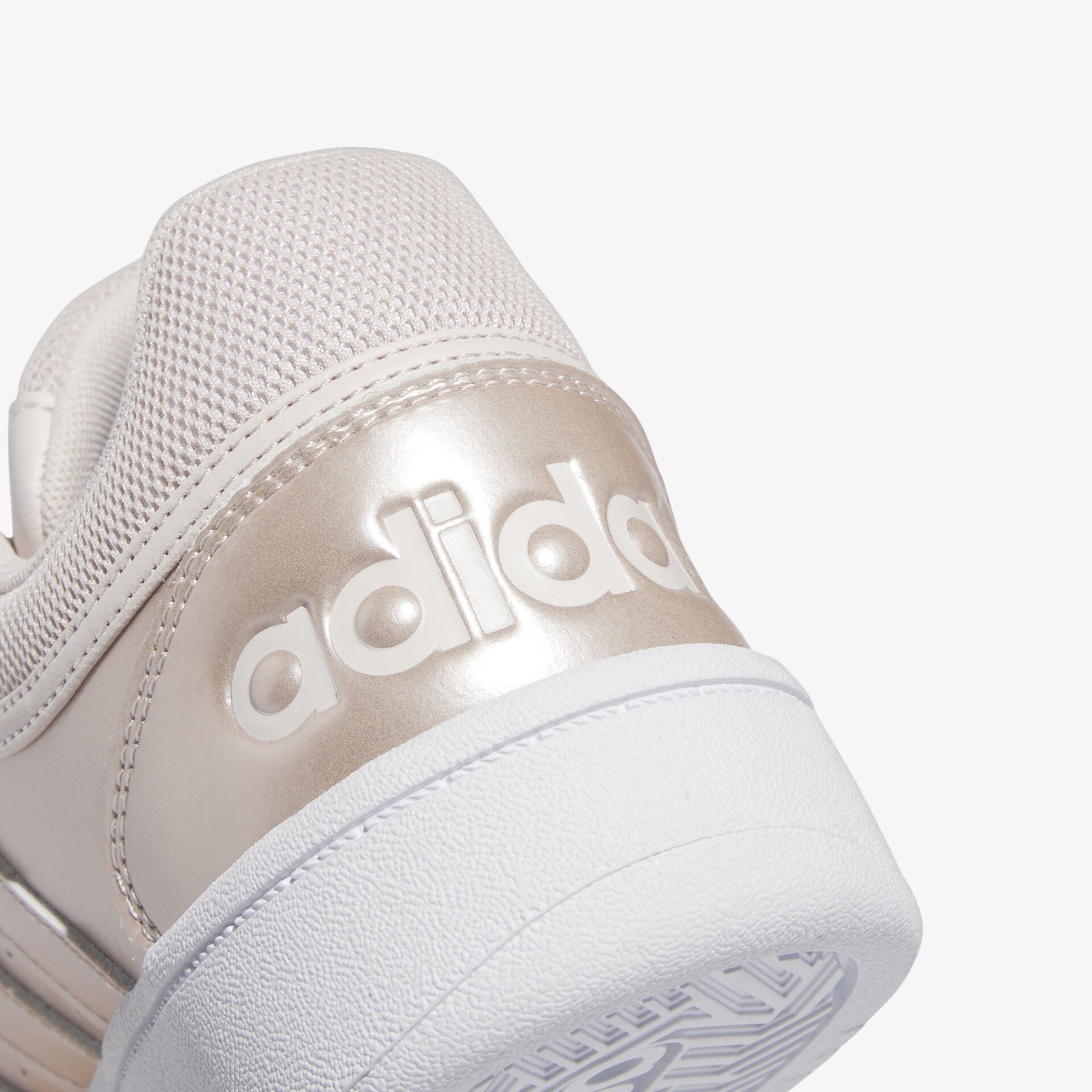 Detailaufnahme Rückseite eines modernen, komfortablen Adidas Sneakers mit hochwertigem Material und robustem Design