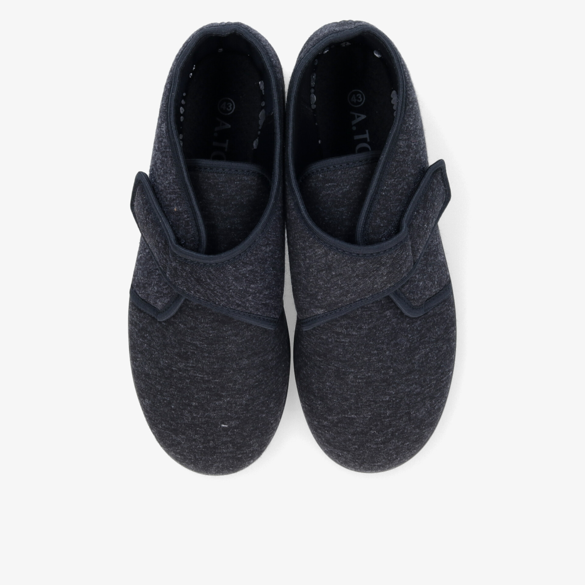 Bequeme graue Hausschuhe als Paar mit weichem Material und flexiblem Klettverschluss für optimalen Tragekomfort