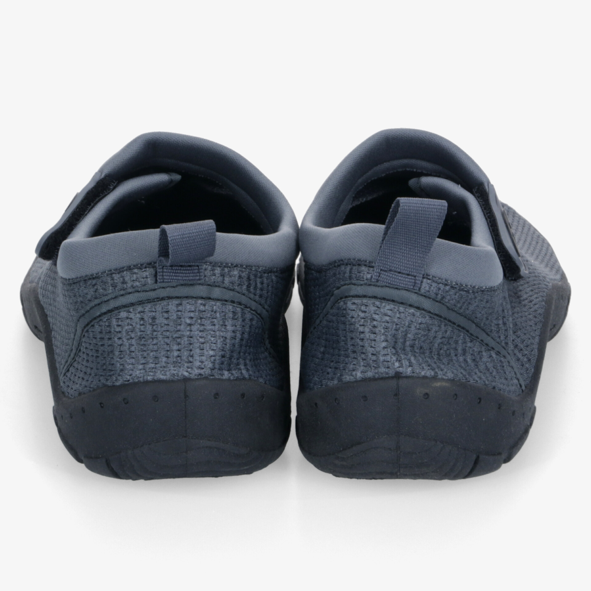 Robuste Schuhe mit rutschfester Sohle und angenehmem Tragekomfort, modernes Design von hinten sichtbar