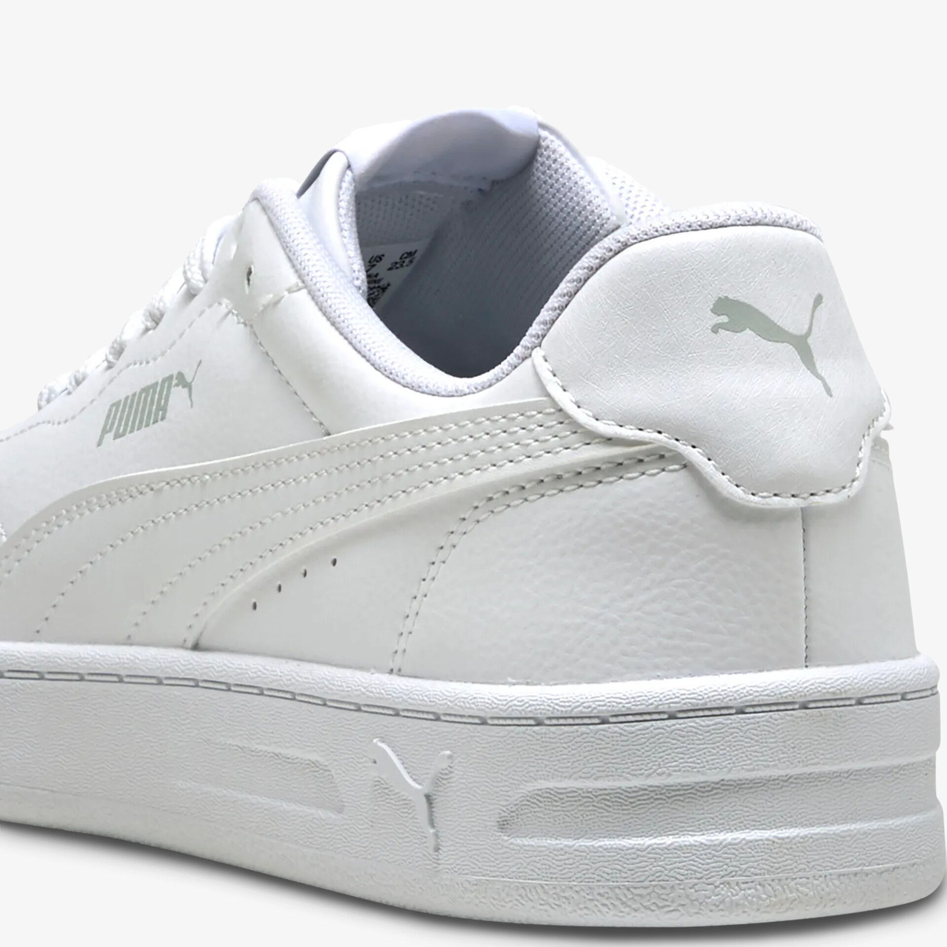 Weißer Puma Sneaker aus Leder mit sportlicher Optik und gepolstertem Knöchel, robuste Sohle, seitliche Ansicht