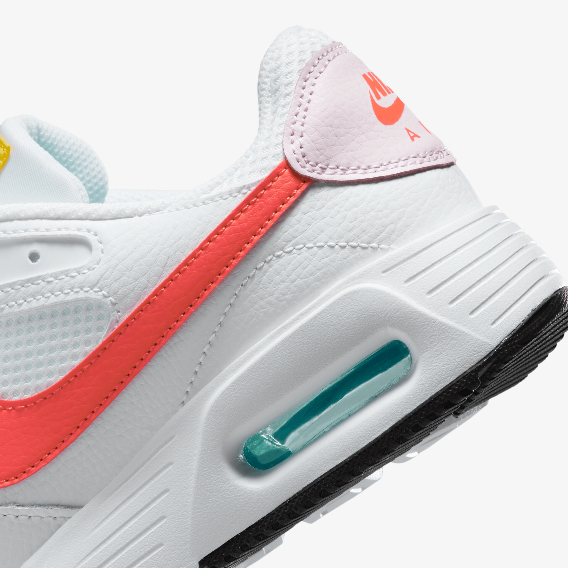 Herangezoomtes Detail eines weißen Nike Air Max Schuhs mit rotem Swoosh und sichtbarer Dämpfungseinheit