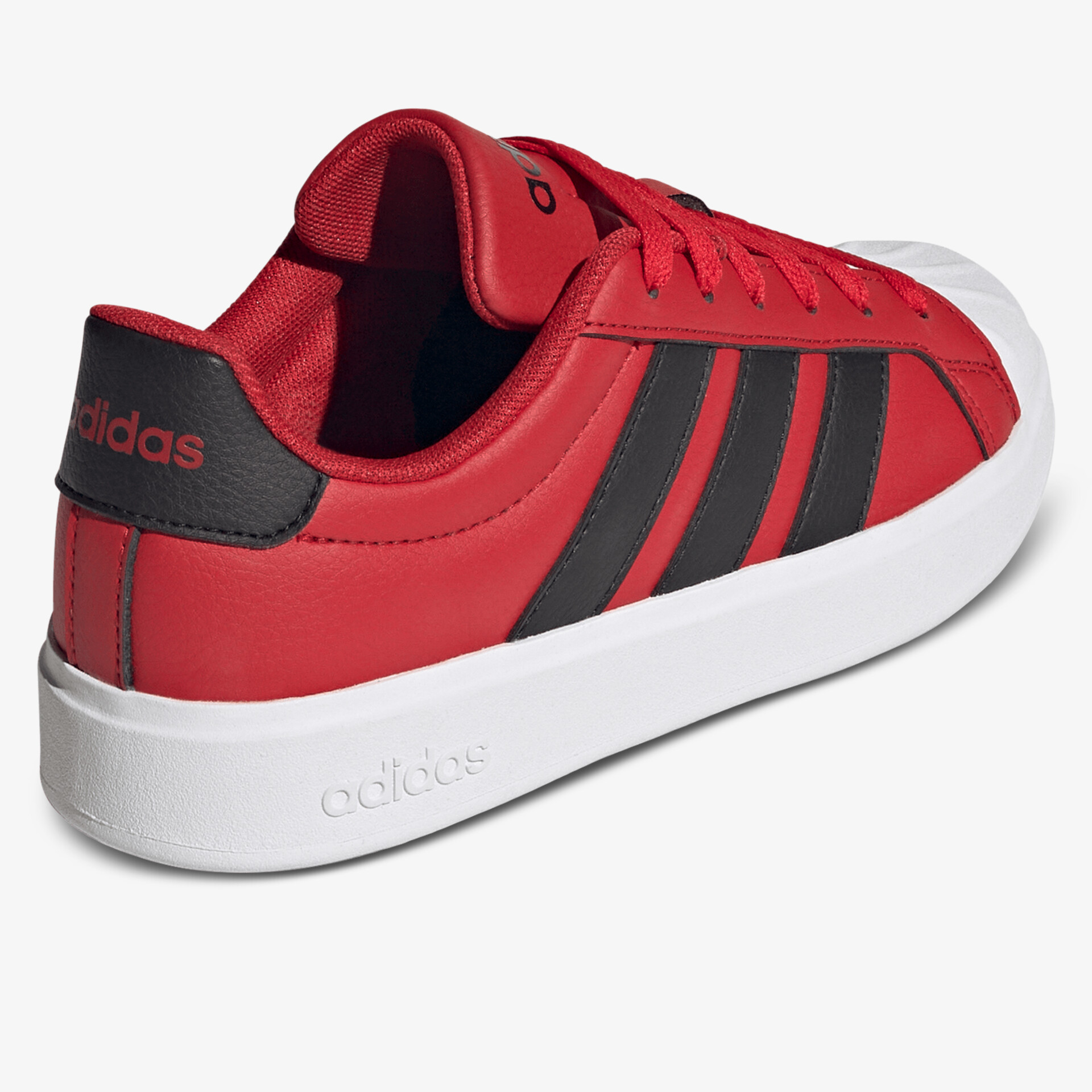 Roter Adidas Sneaker mit weißer Sohle und schwarzen Streifen, sportlich und komfortabel im seitlichen Blickwinkel