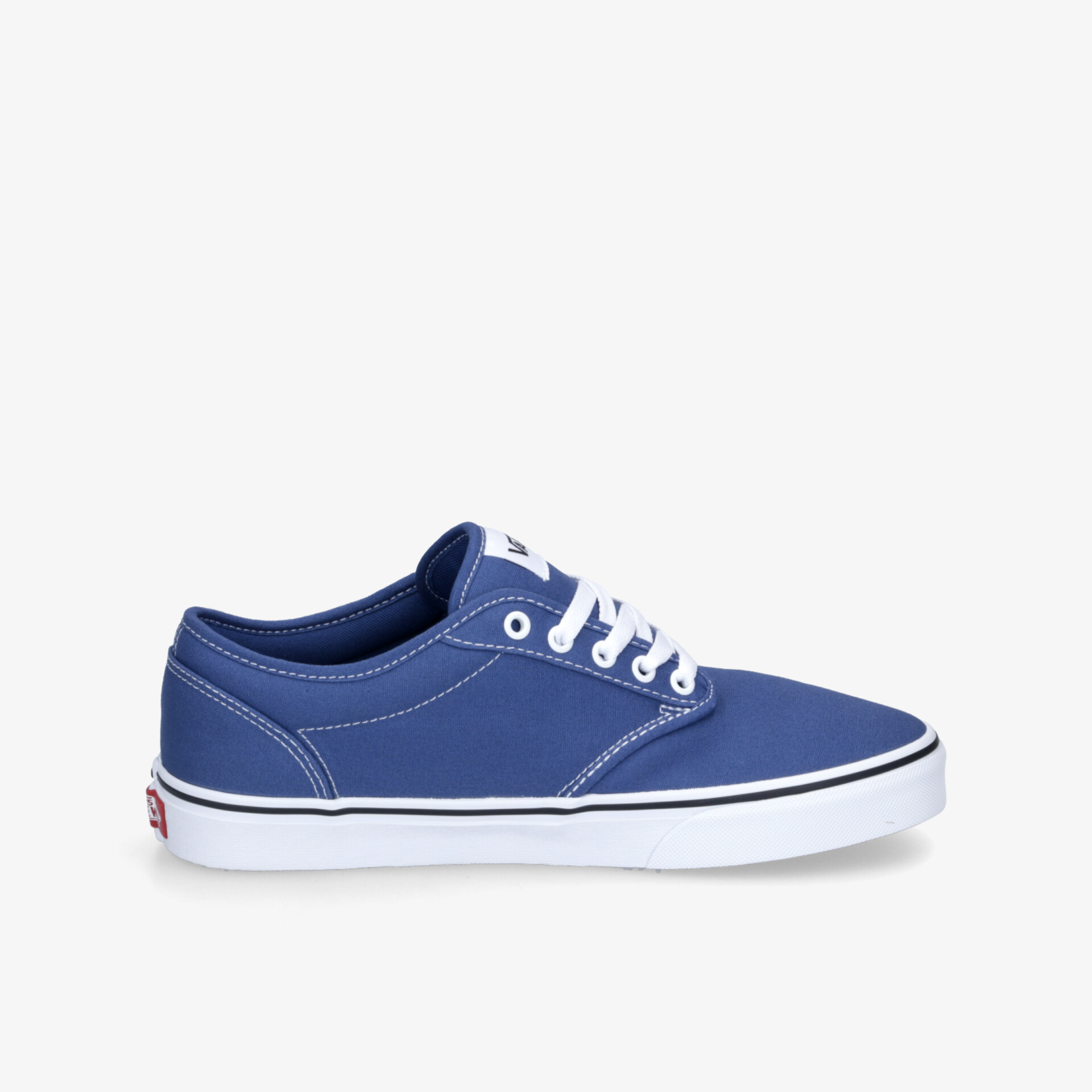 Blauer sportlicher Sneaker mit weißen Schnürsenkeln und robuster, weißer Sohle in klarer Seitenansicht