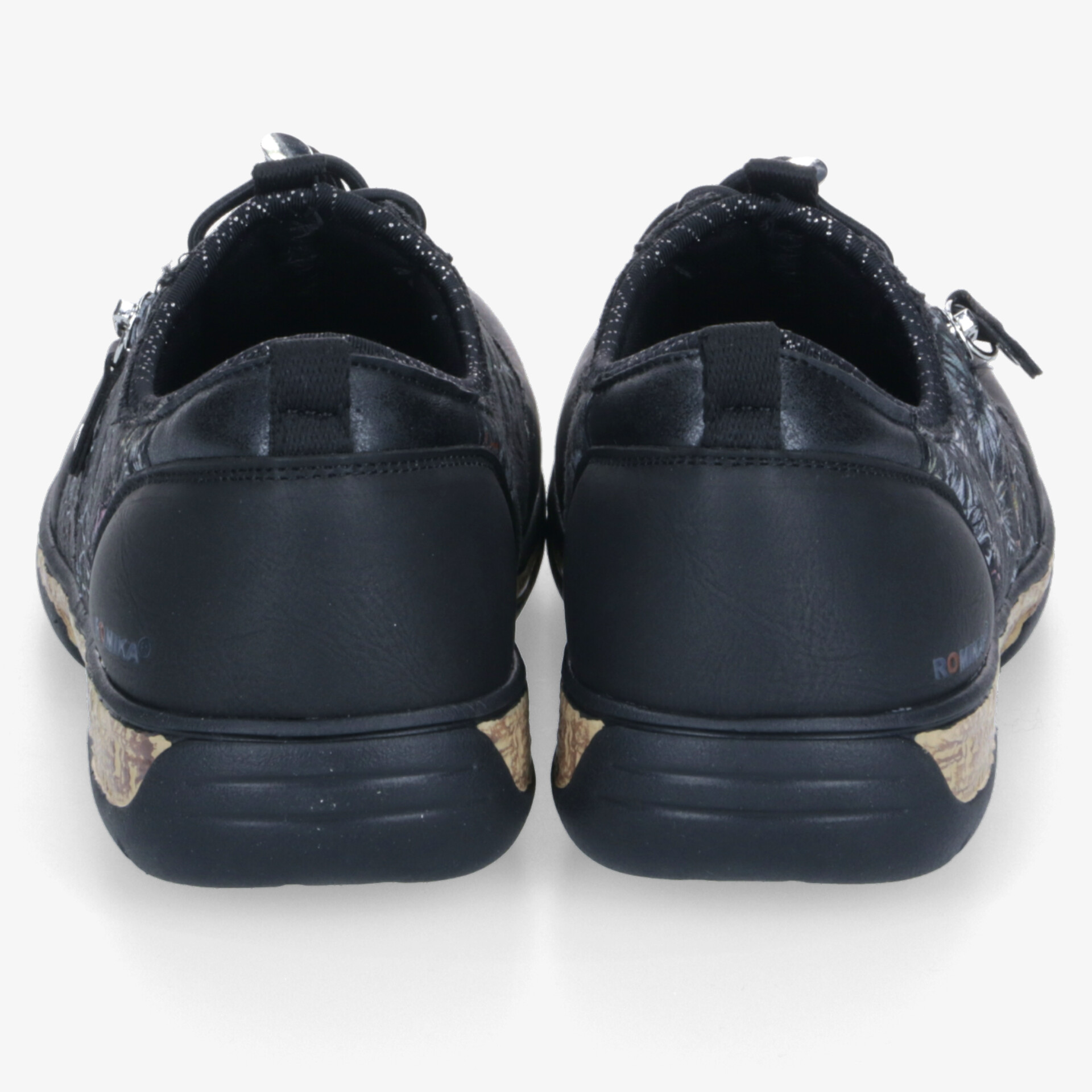 Rückansicht von schwarzen Sportschuhen mit gepolsterter Ferse und robuster, rutschfester Sohle