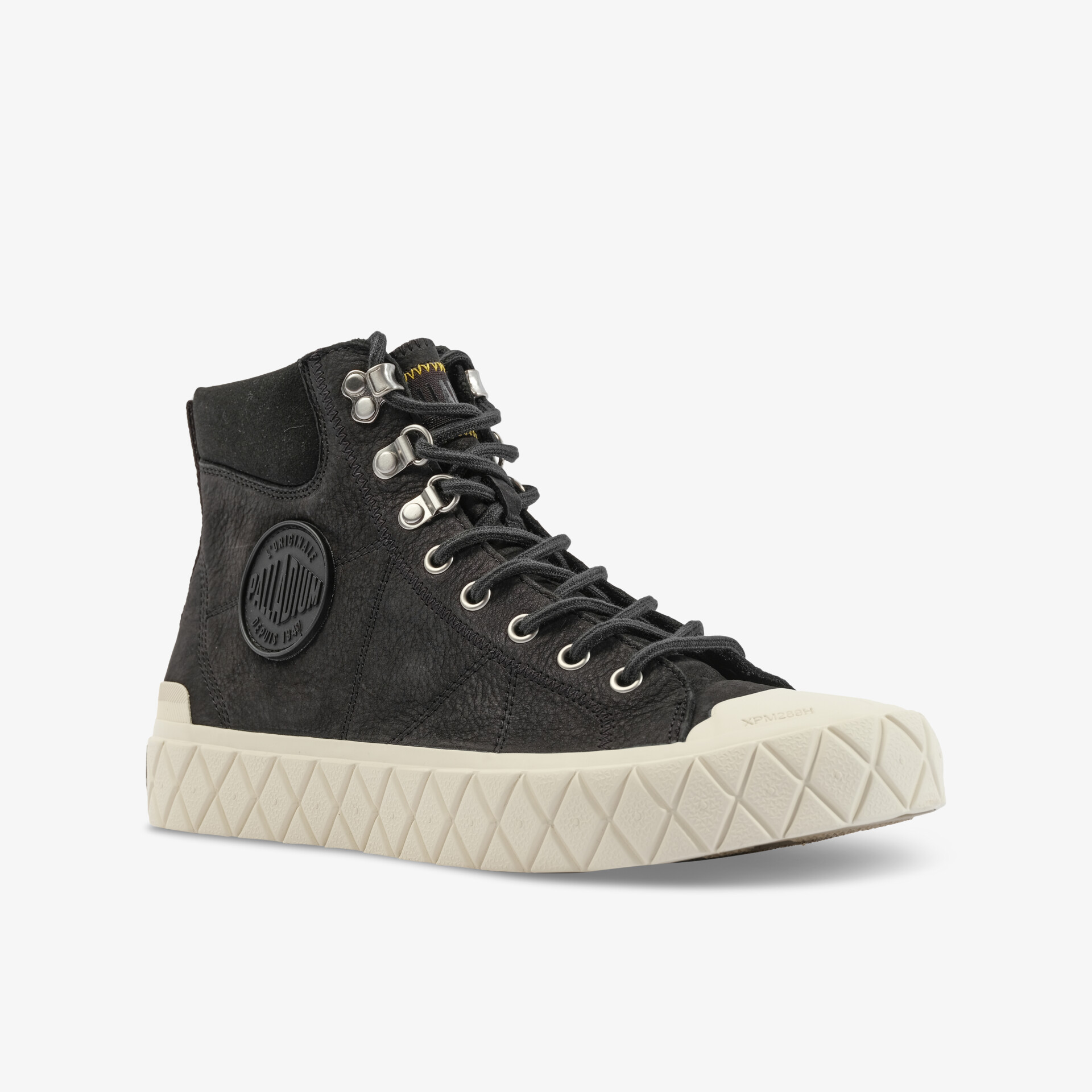 Stilvoller schwarzer High-Top Sneaker mit robuster Gummisohle und markantem Design.