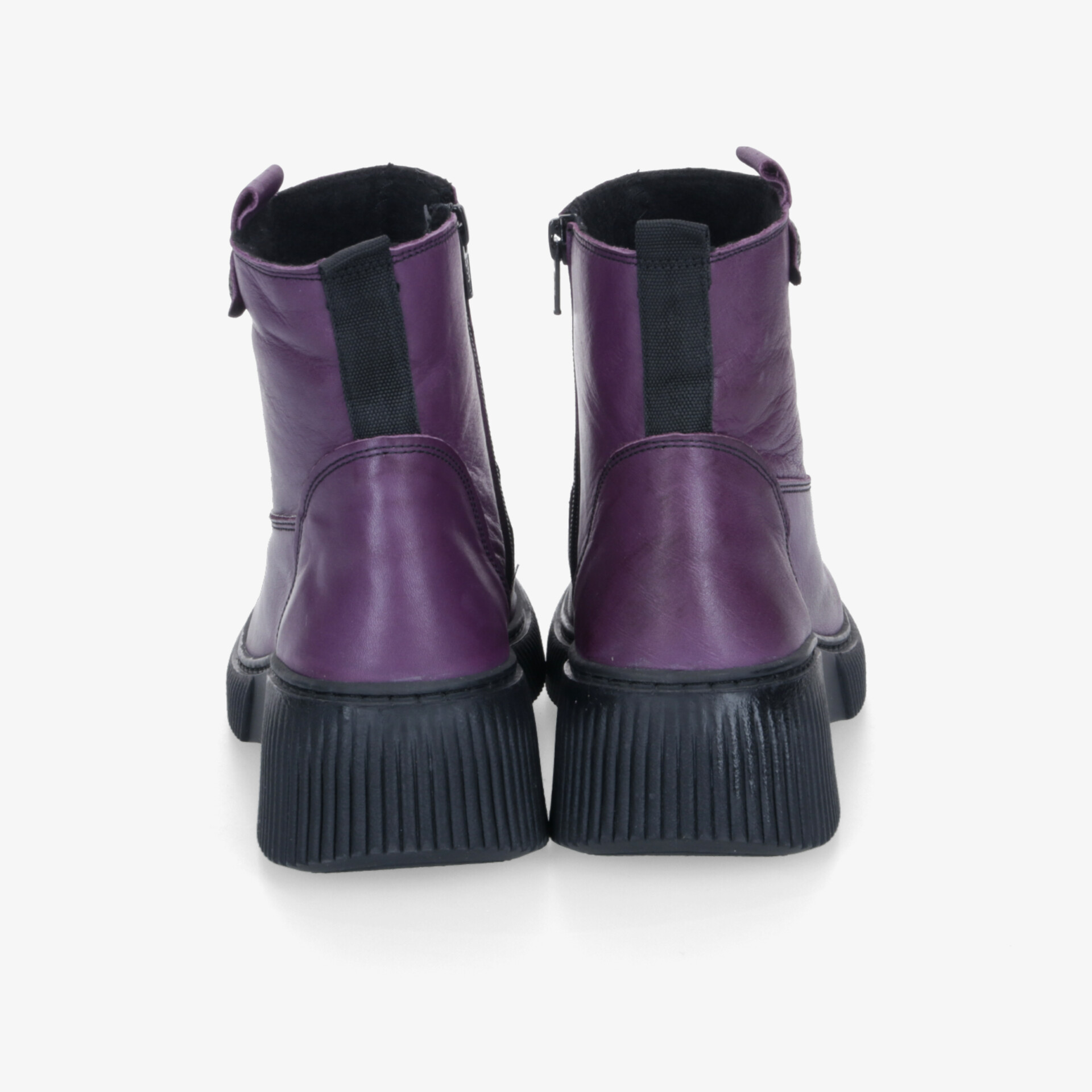 Lila Stiefel mit robustem schwarzen Absatz, sichtbare Rückseite und praktischem Reißverschluss