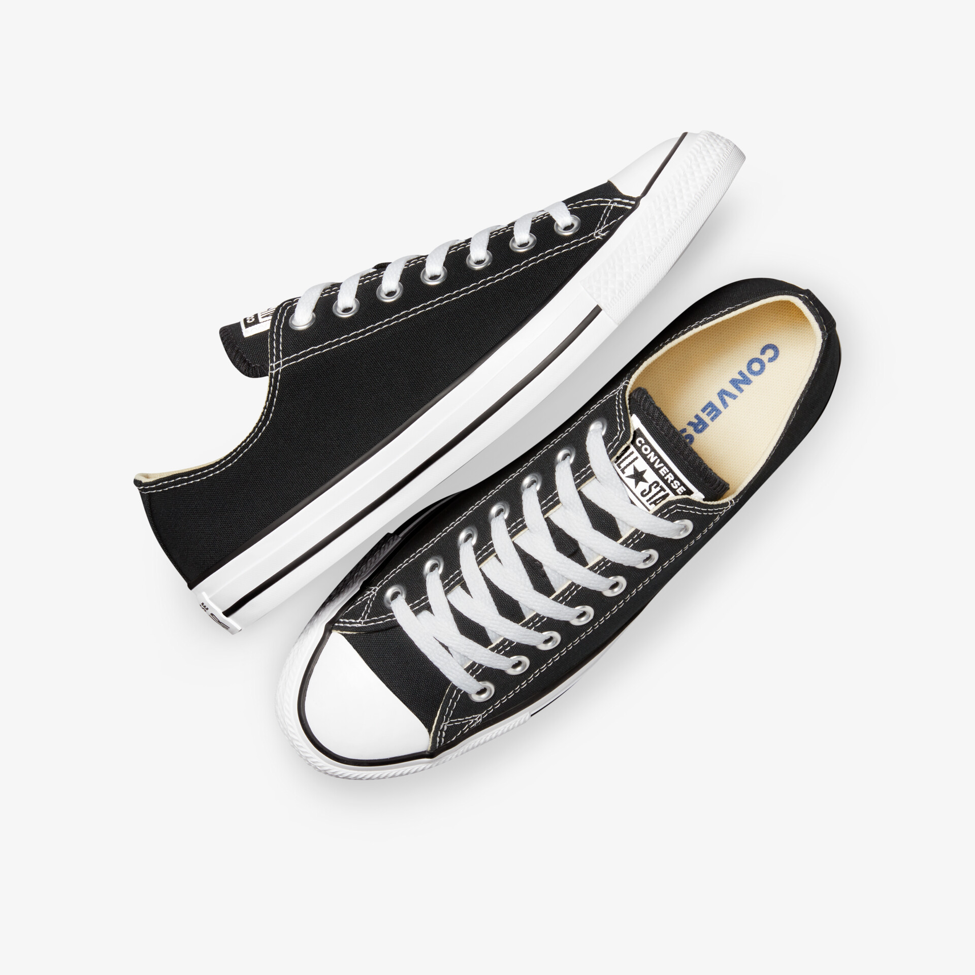 Schwarze klassische Sneaker aus Canvas mit weißen Schnürsenkeln und robuster Gummisohle, perfekte Passform