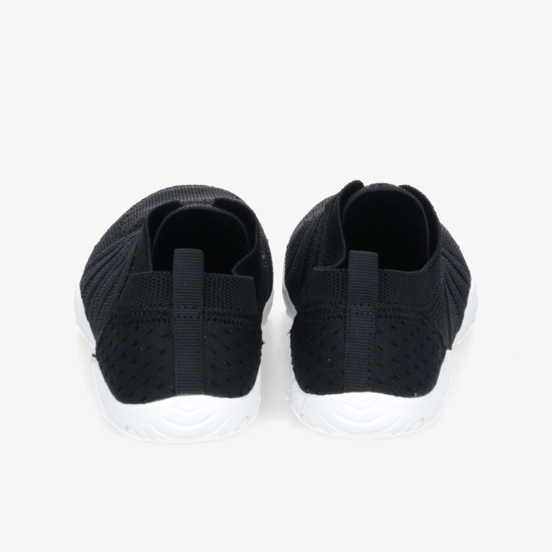 Schwarze leichte Sportschuhe mit flexibler Sohle und atmungsaktivem Material, Rückansicht im Fokus